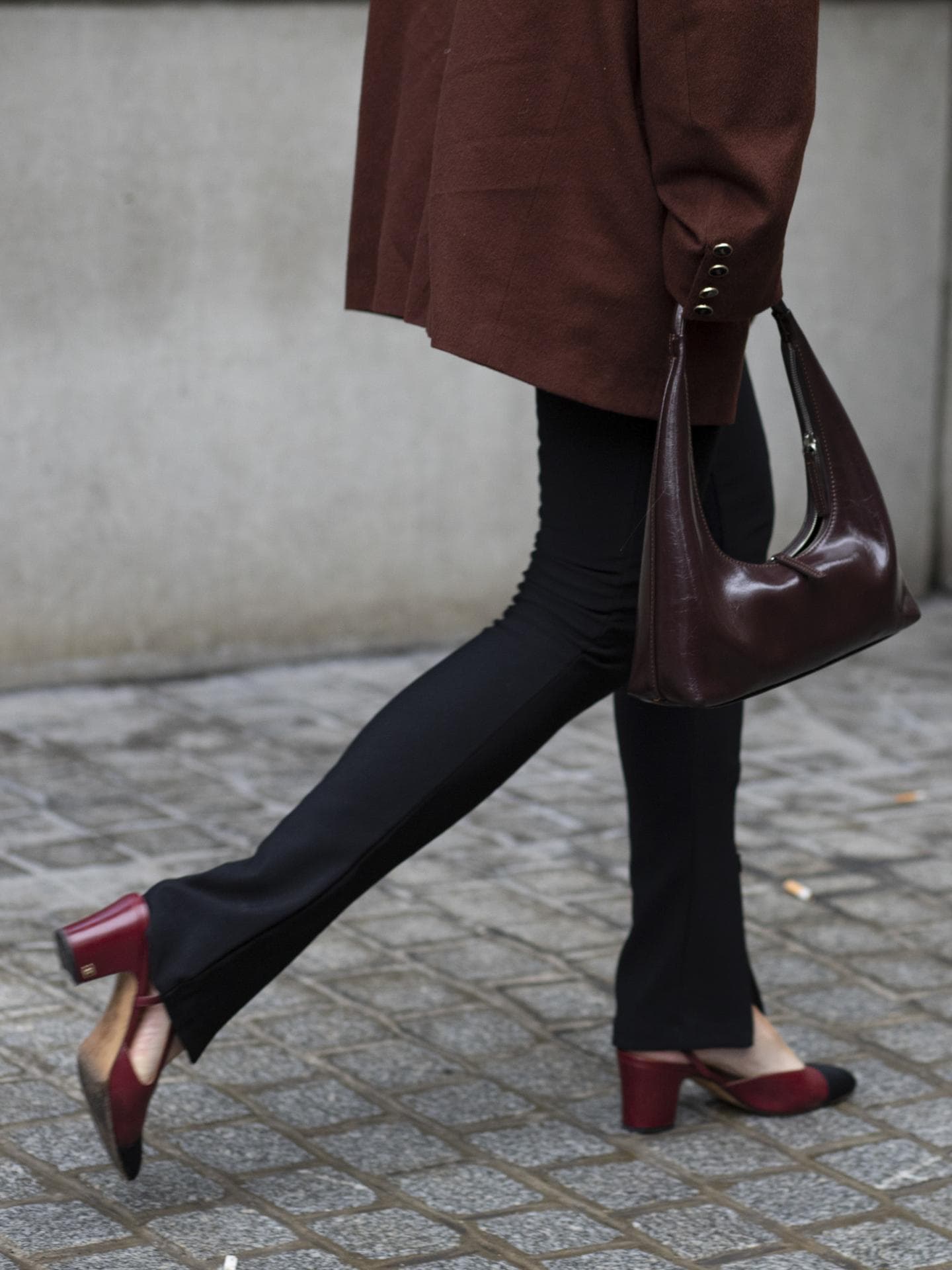 Frau in einem roten Look