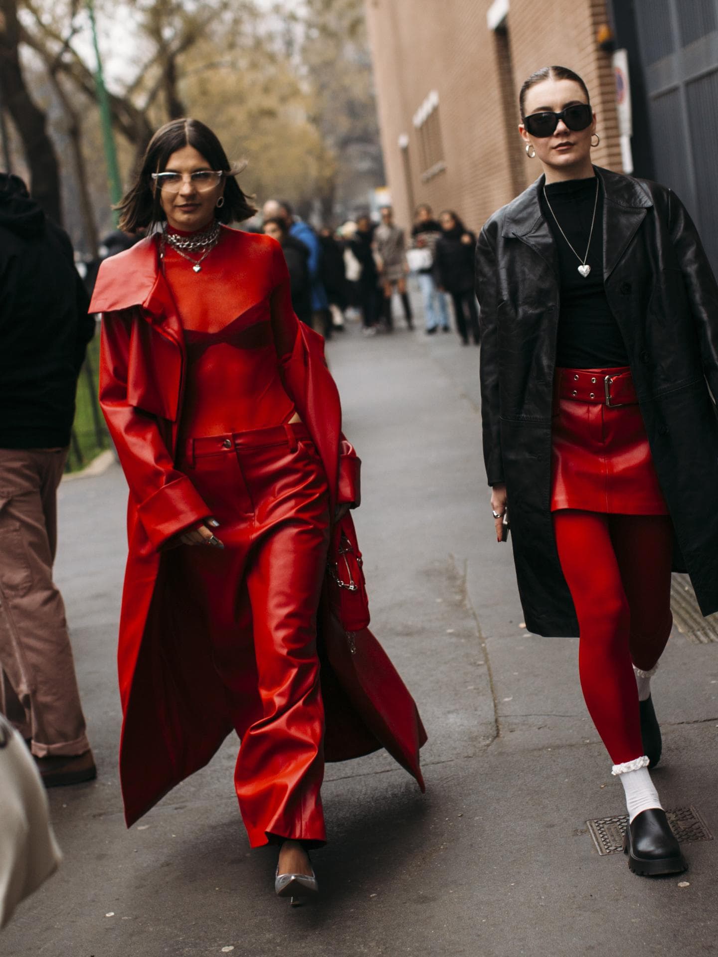 Zwei Frauen in stylischen Looks