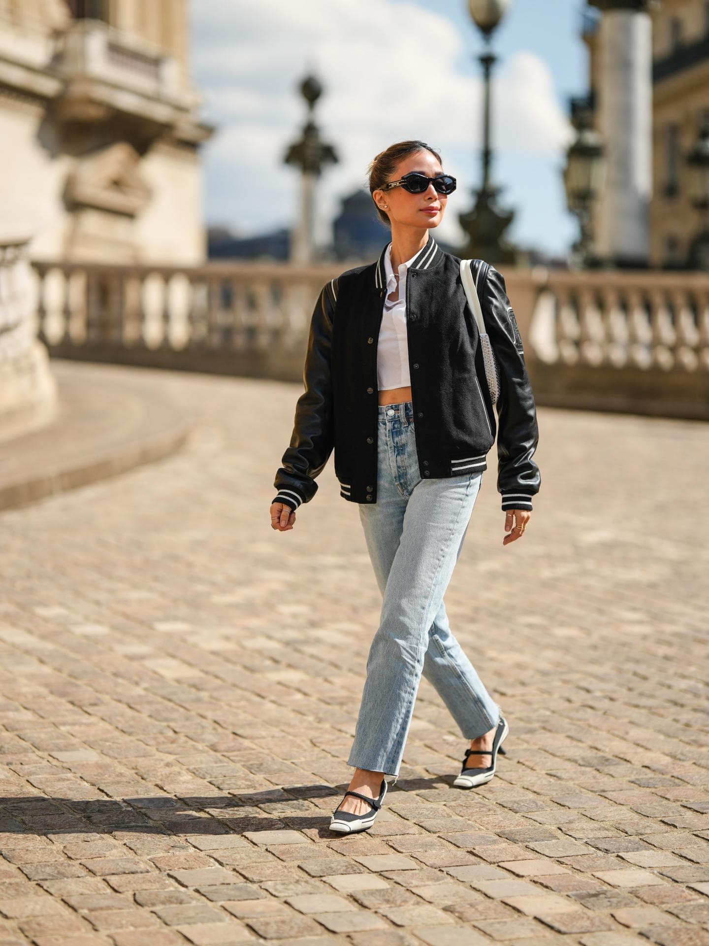 Frau mit Jeans und Kitten Heels
