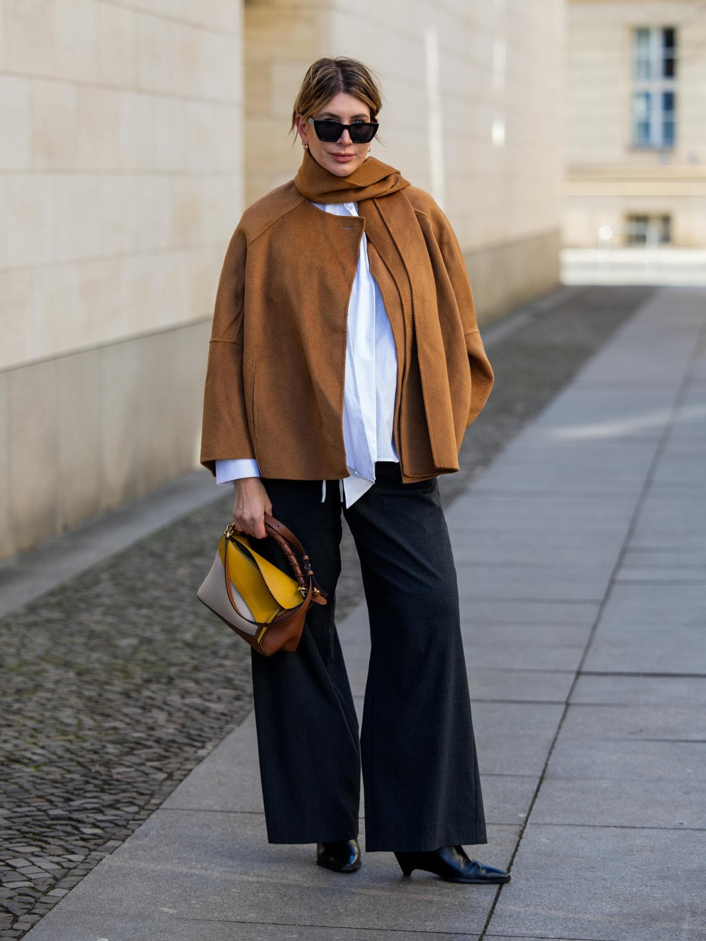 Frau mit Wide Leg Hose und Kitten Heels