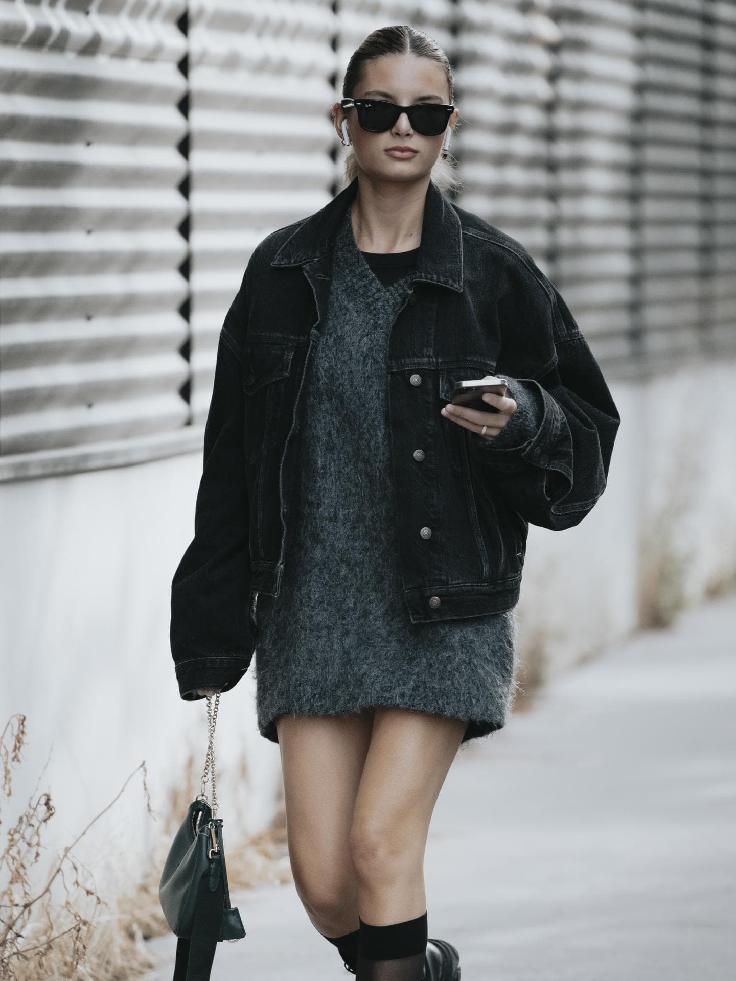 Frau trägt auf Paris Fashion Week Oversized Wollpullover