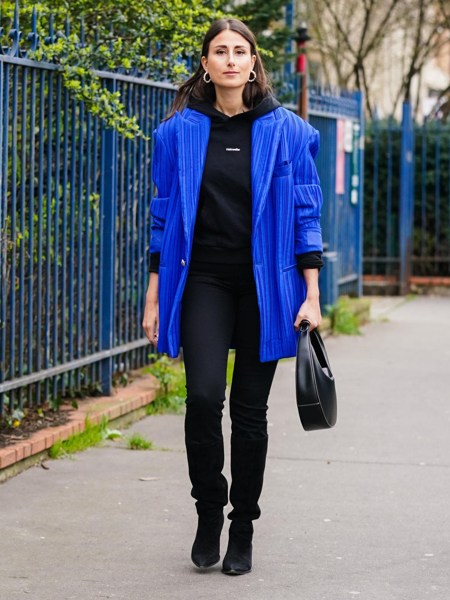 Frau trägt Hoodie und Blazer