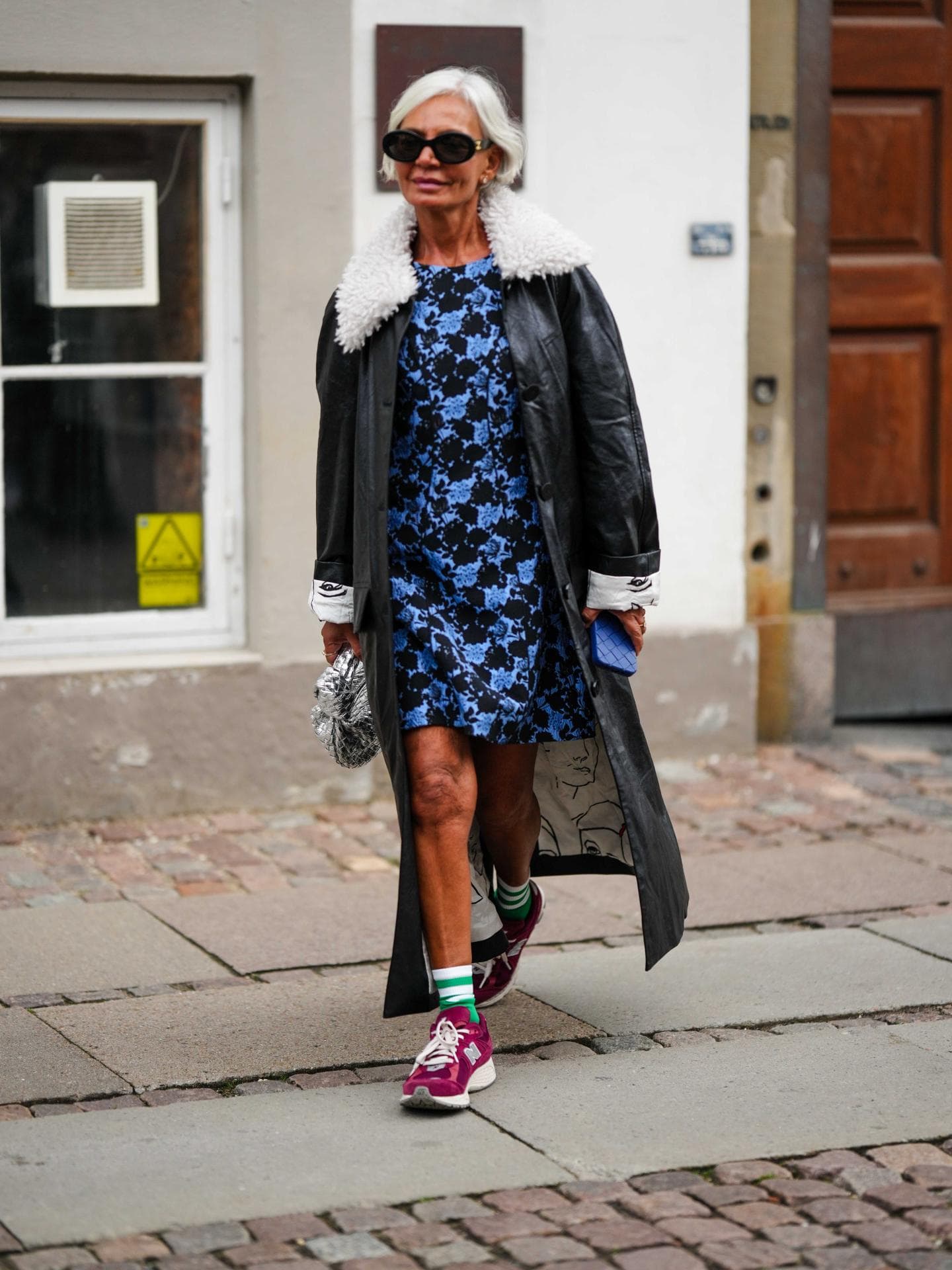 Grece Ghanem trägt kurzes Minikleid und Ledermantel