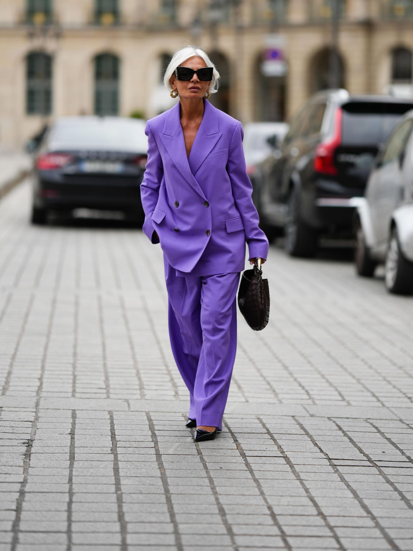 Grece Ghanem trägt lilafarbenen Zweiteiler aus Oversized Blazer und weiter Hose
