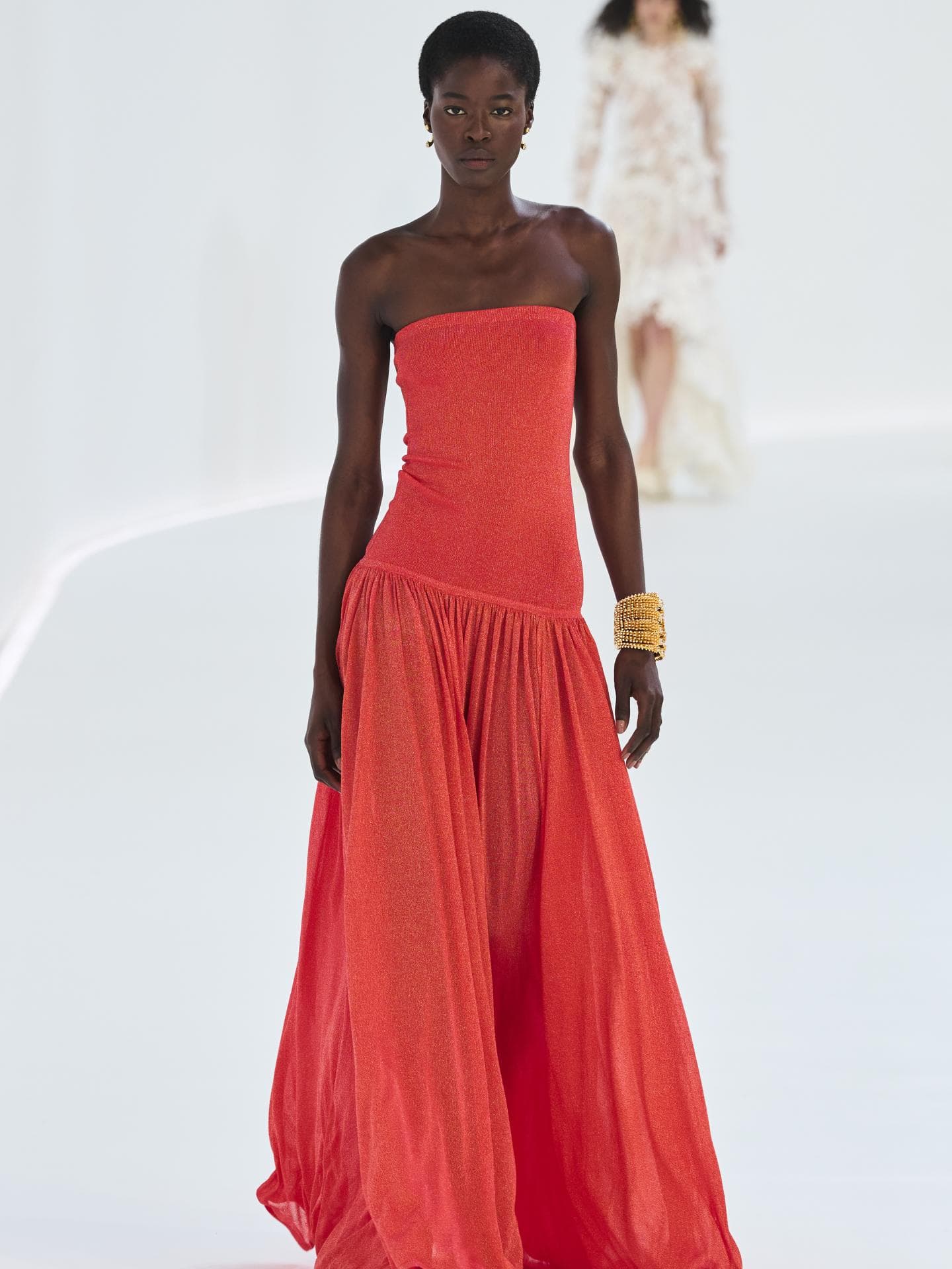 Frau in einem roten Kleid