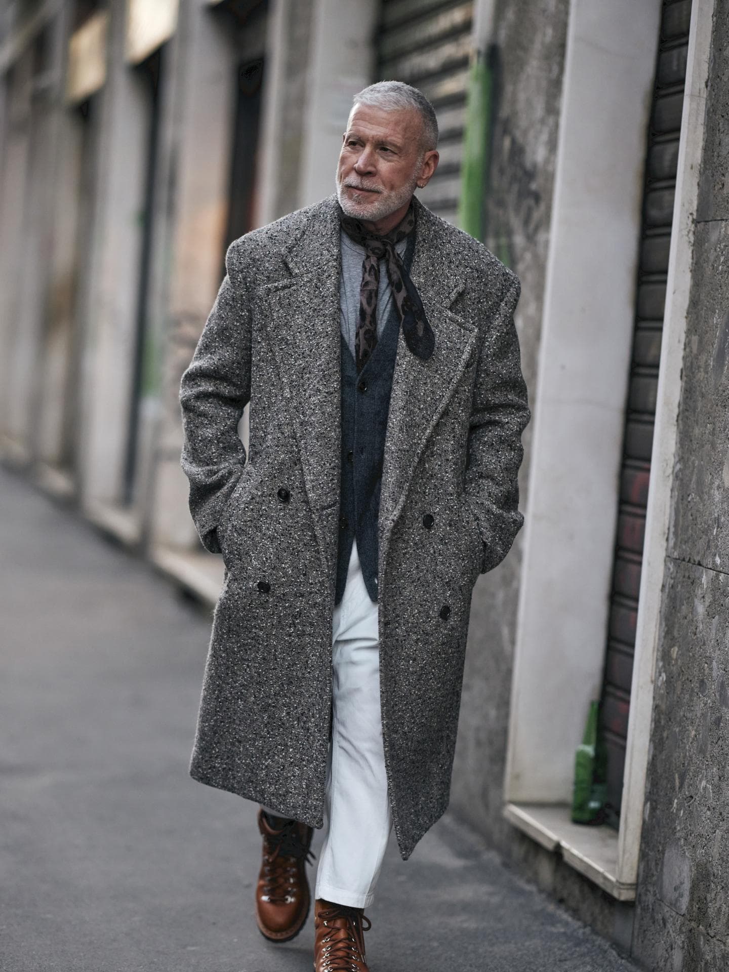Gast in Look bei der Mailänder Fashion Week