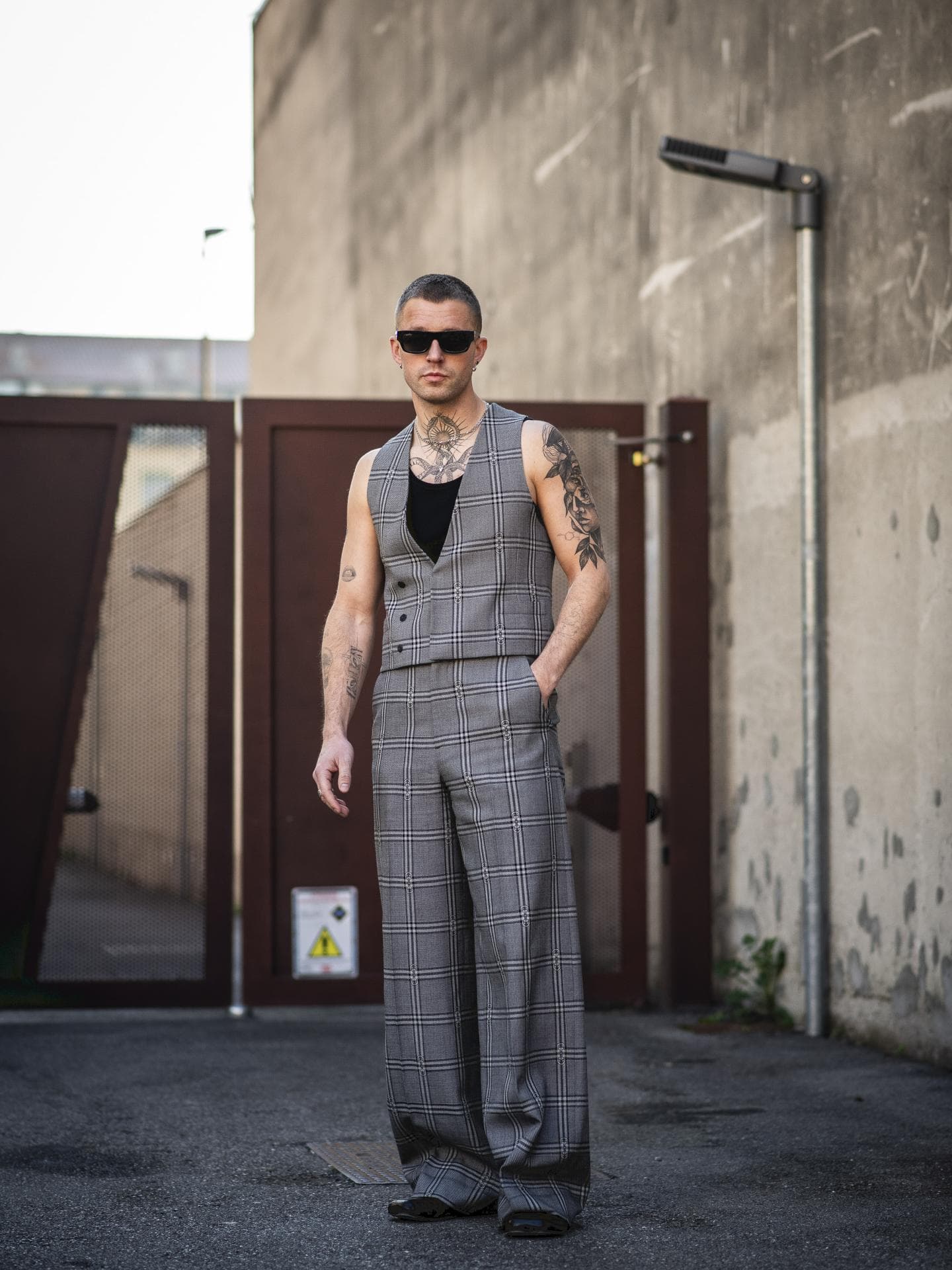 Marcus Butler in Look bei der Mailänder Fashion Week