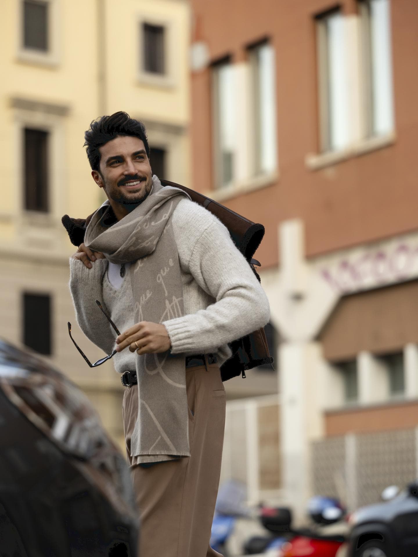 Gast in Look bei der Mailänder Fashion Week