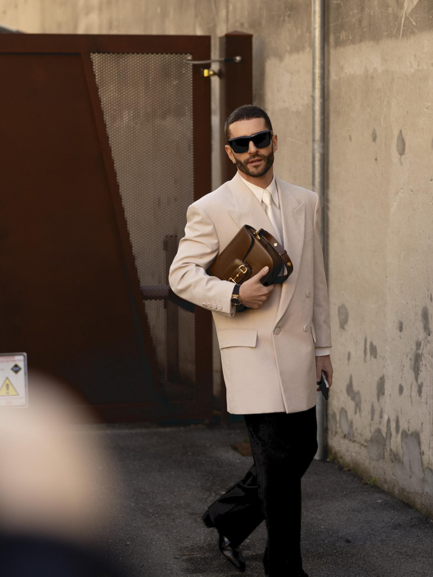 Gast in Look bei der Mailänder Fashion Week