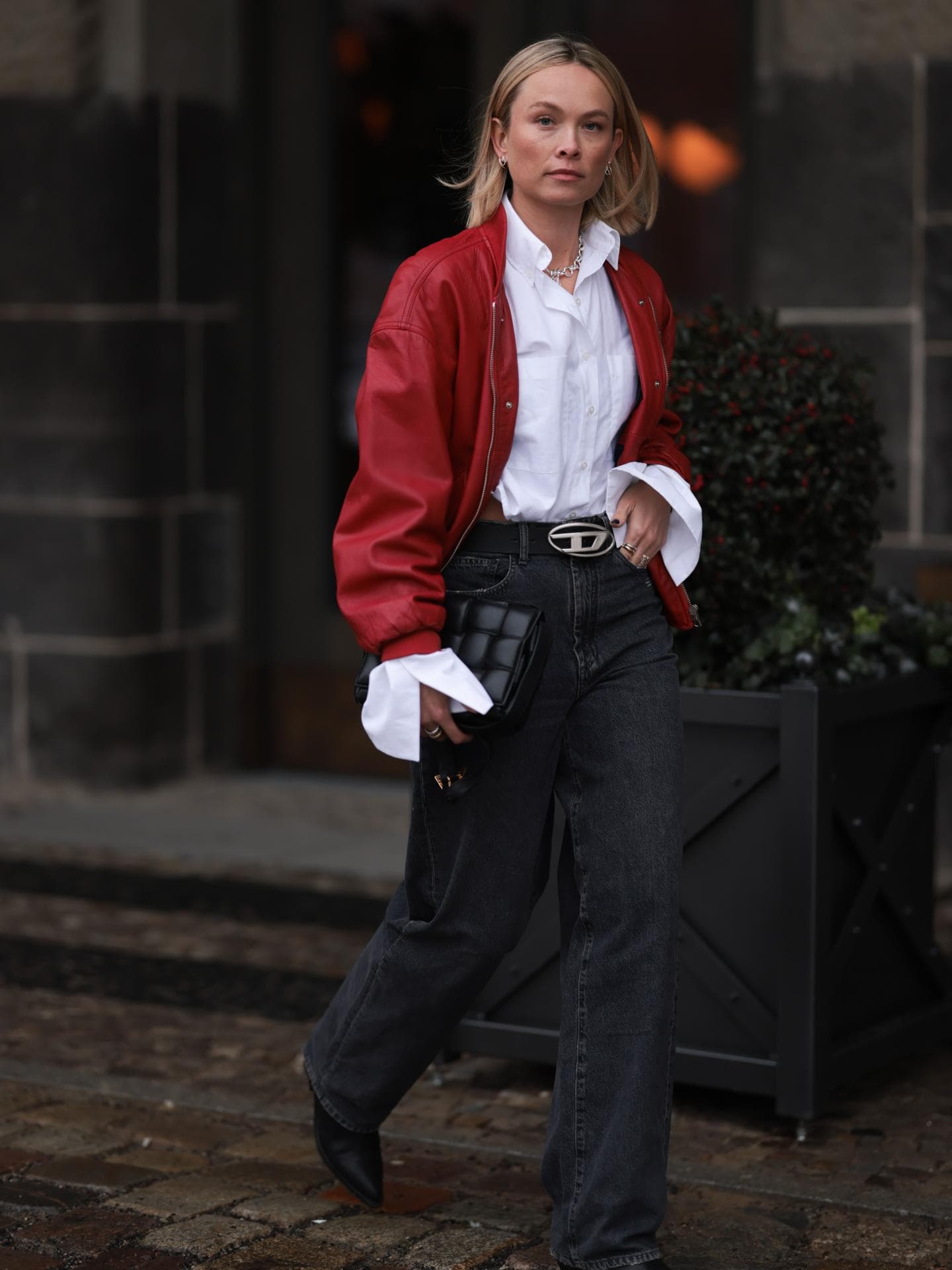 Nadine Berneis in dunkelgrauer Hose und roter Lederjacke