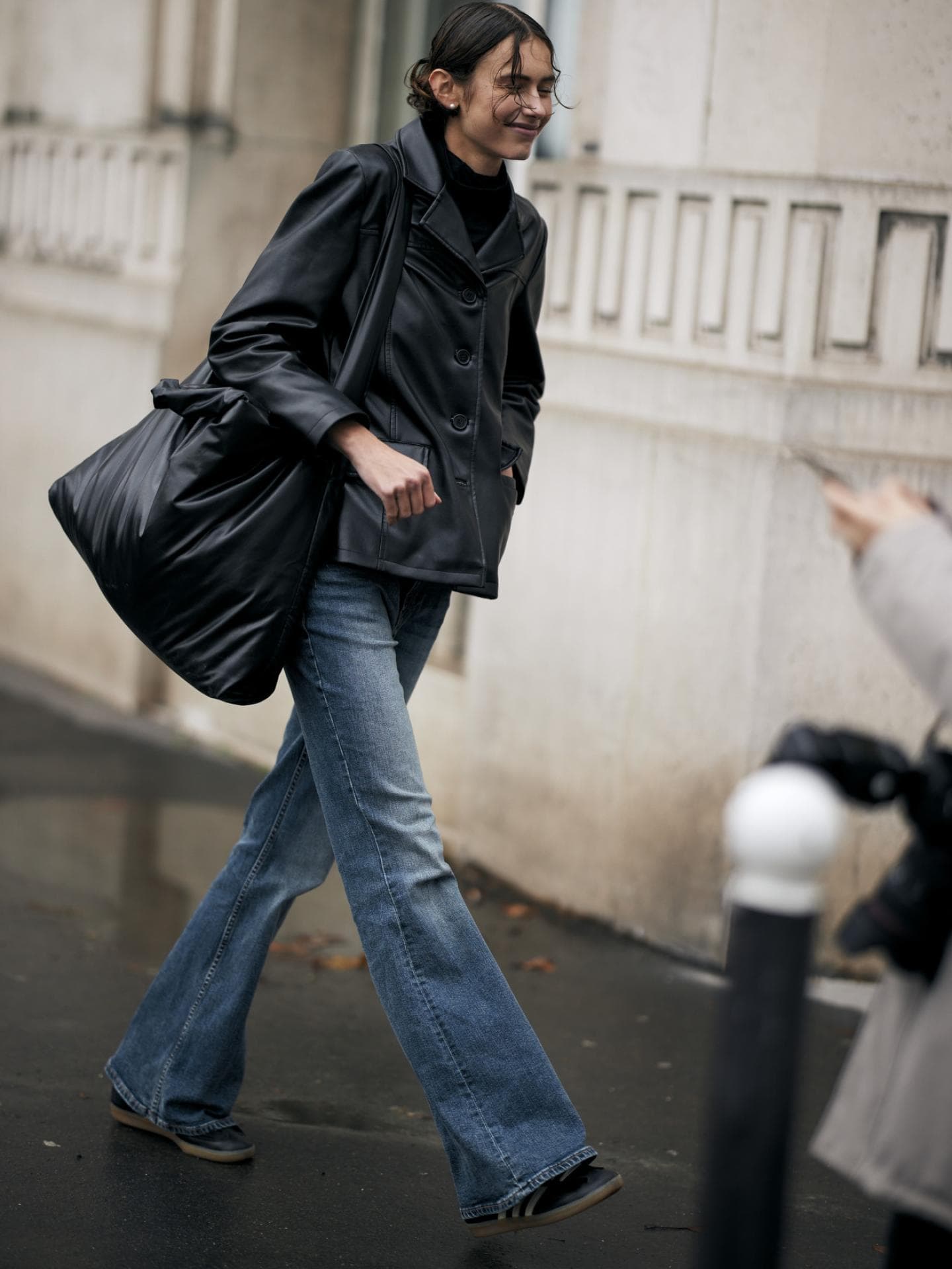 Welche Sneaker passen zu Schlaghosen? Frau mit Schlaghose und Retro Sneakern
