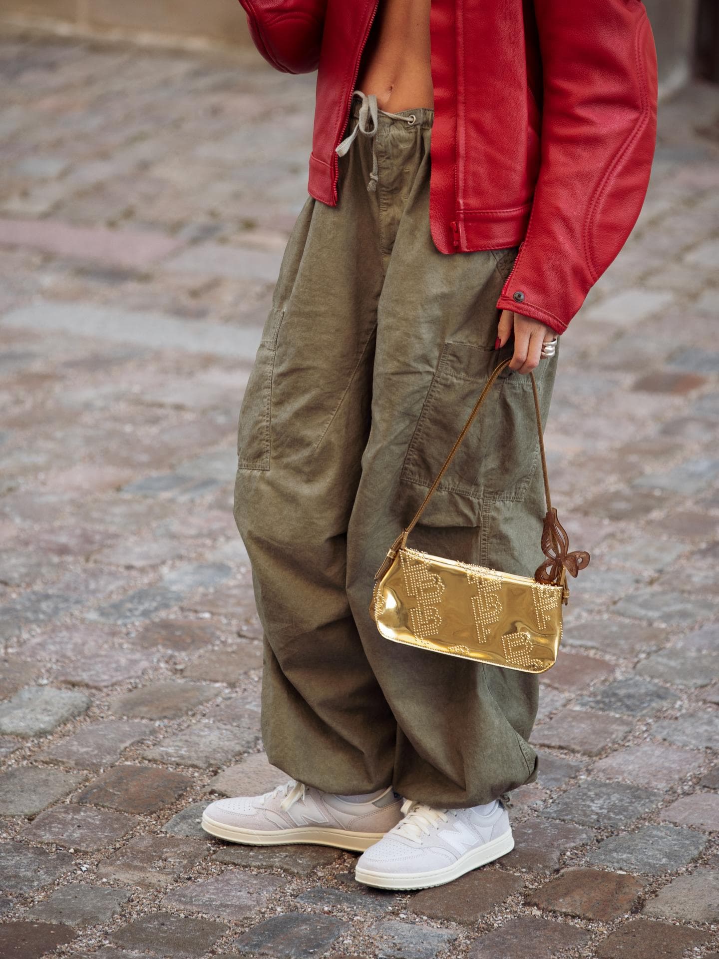 Schlichte Sneaker zu Cargohose