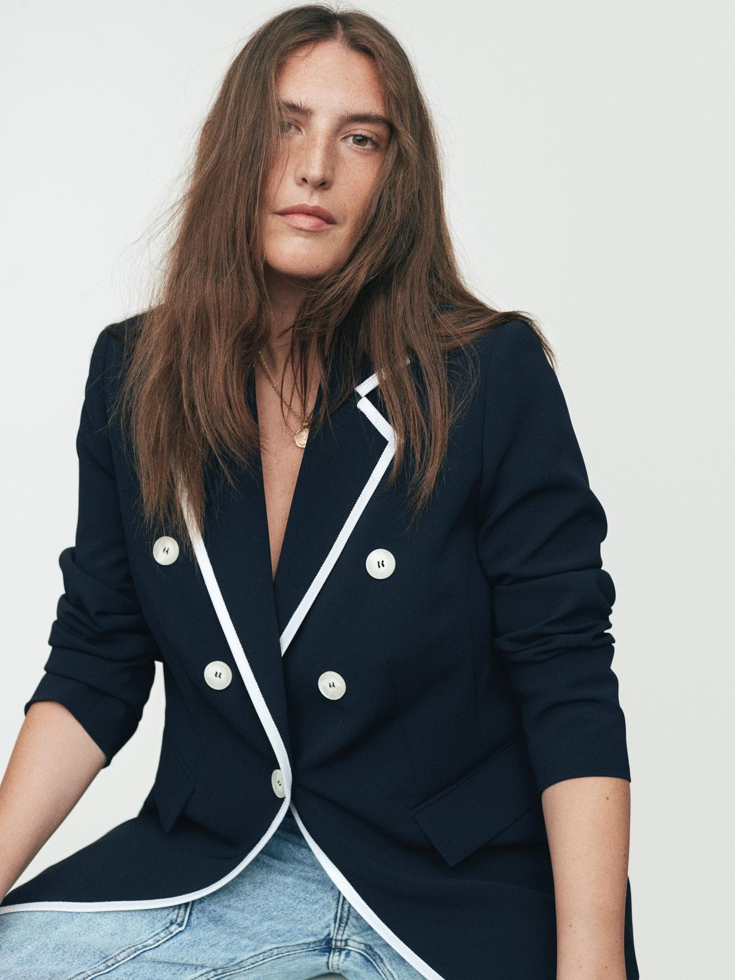 Ahoi! Der Doppelreiher-Blazer sorgt für Maritim-Vibes.