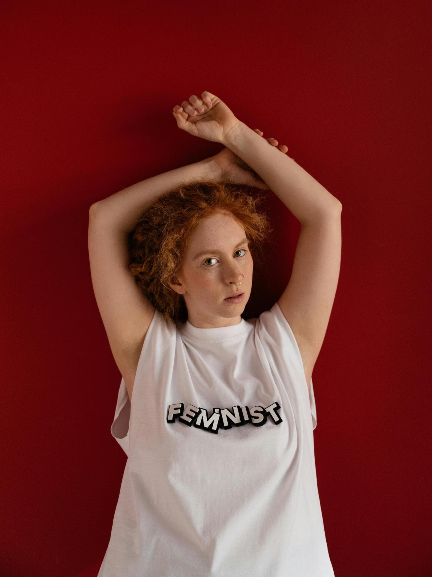 Alltagssexismus Frau mit "Feminist" Shirt