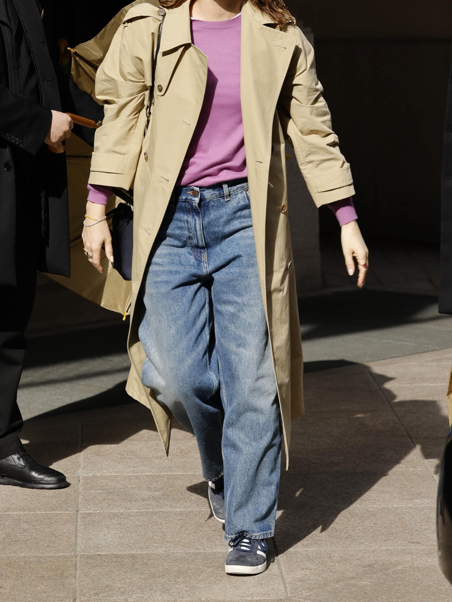 Emma Watsons stylt den angesagtesten Adidas-Sneaker mit diesem Jeans-Trend