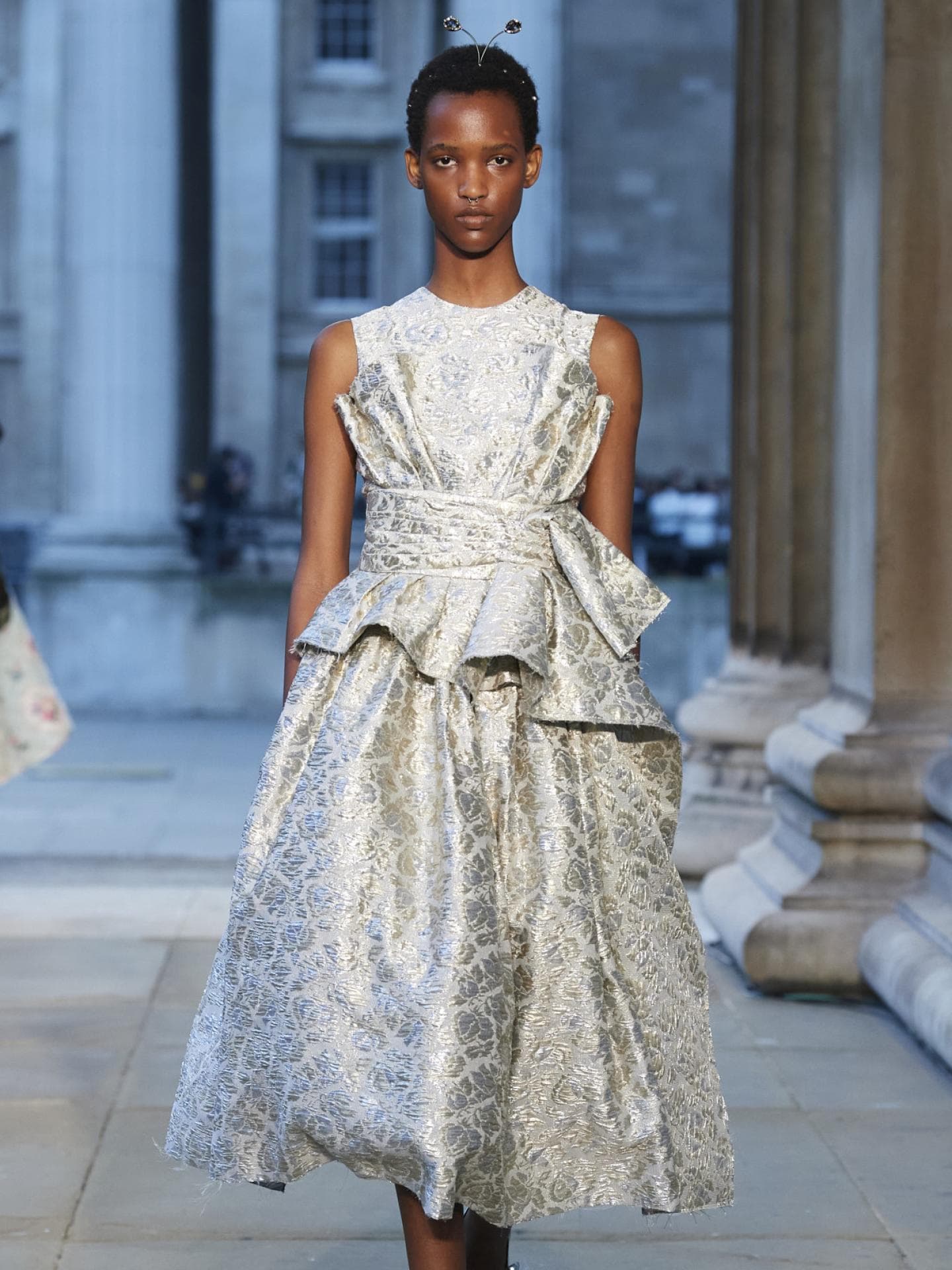Metallic-Kleid bei Erdem