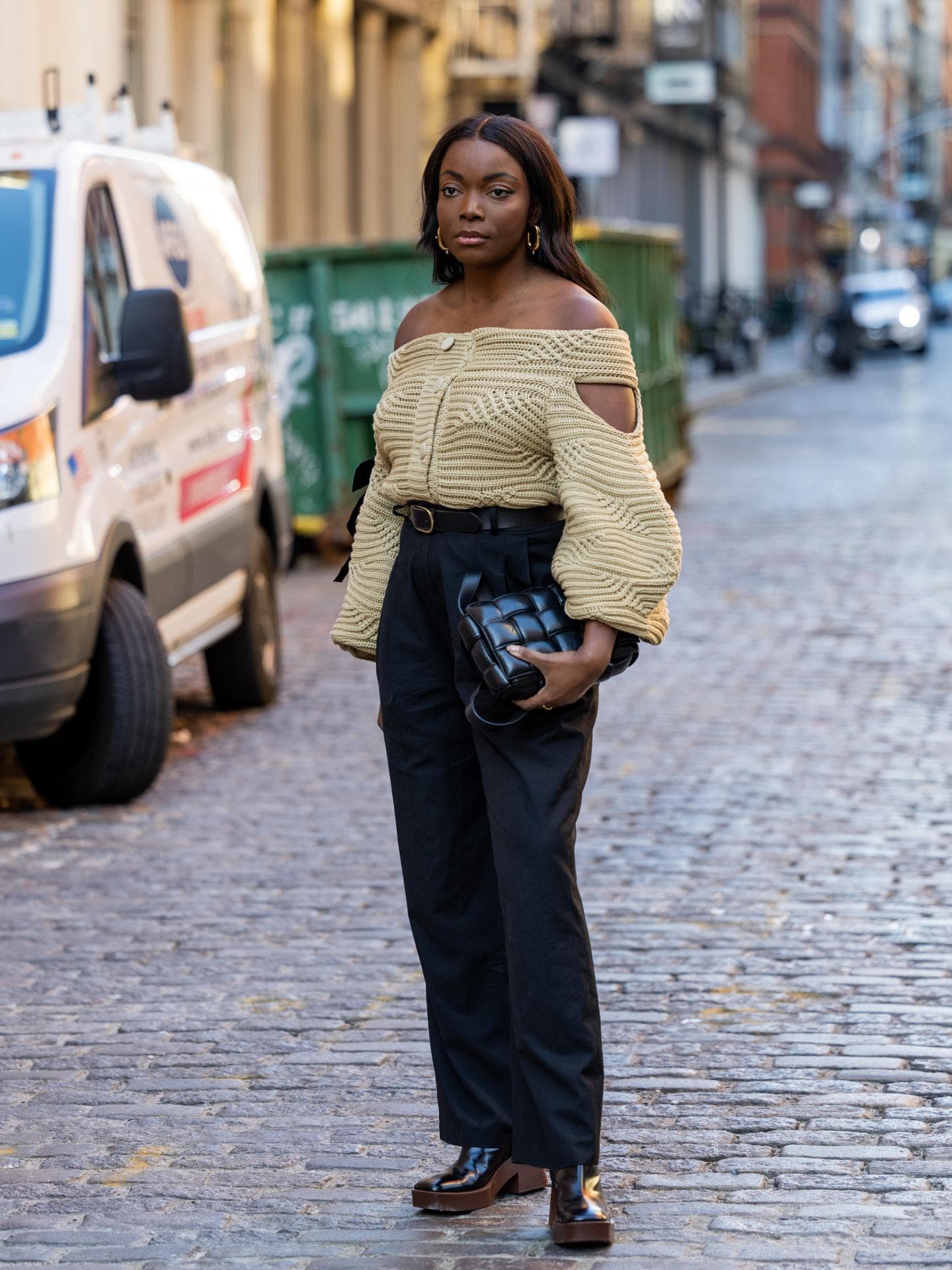 Frau in beigefarbenem Cardigan