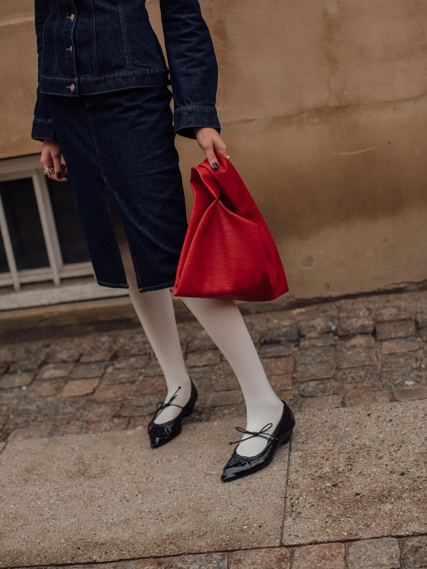 Frau mit schwarzen Ballerinas