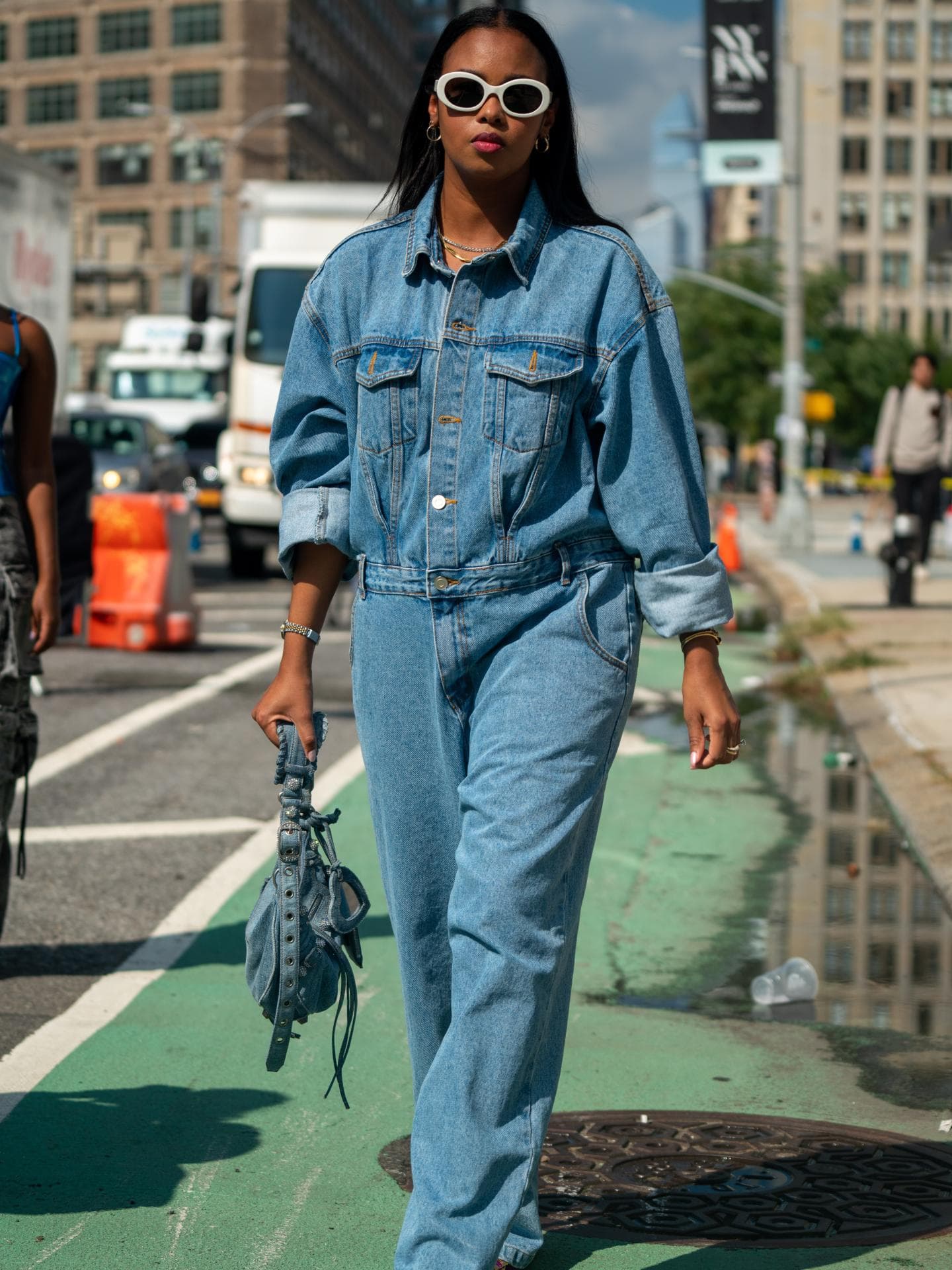 Frau trägt Jumpsuit aus Denim
