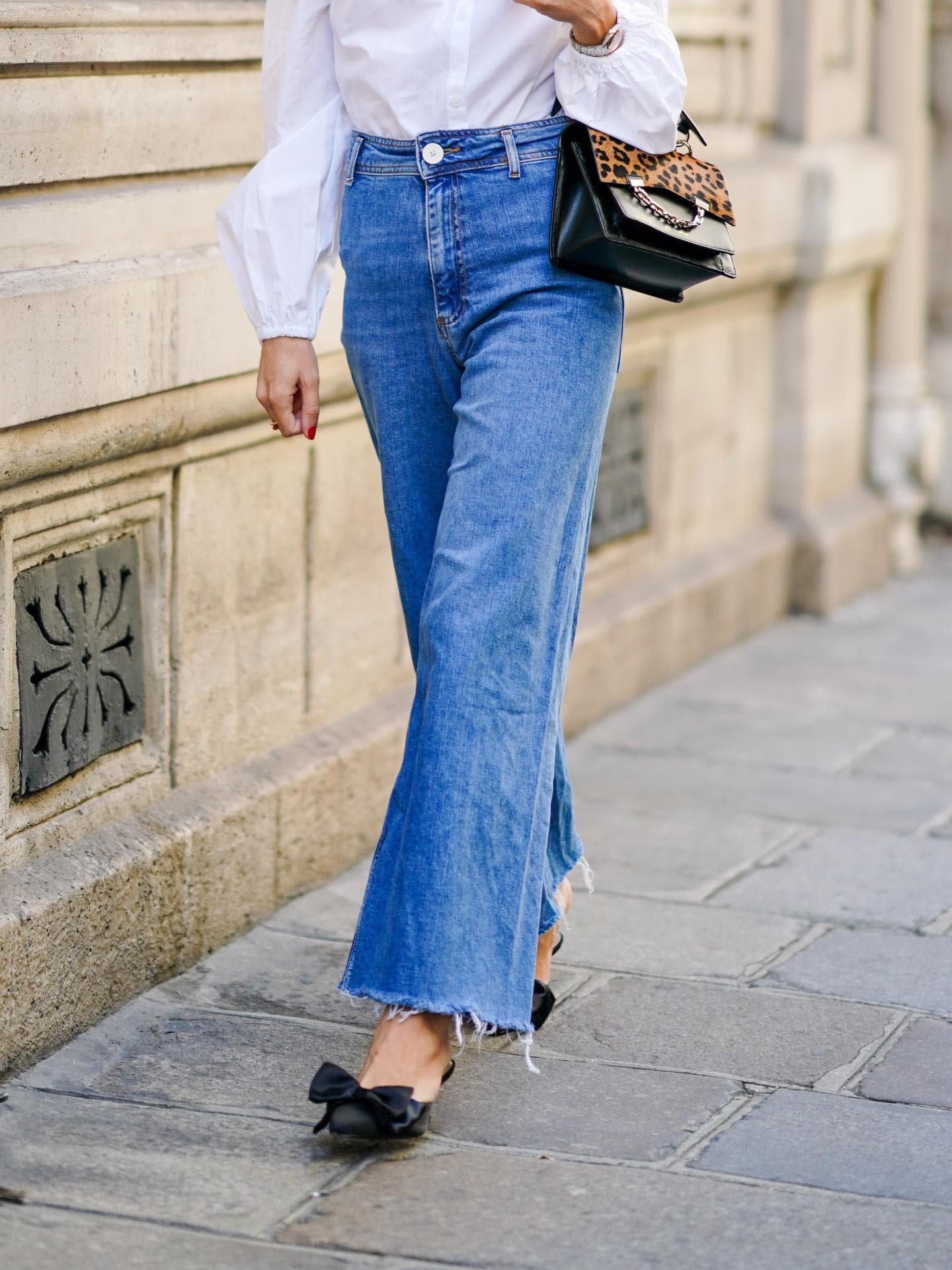 Frau trägt Jeans