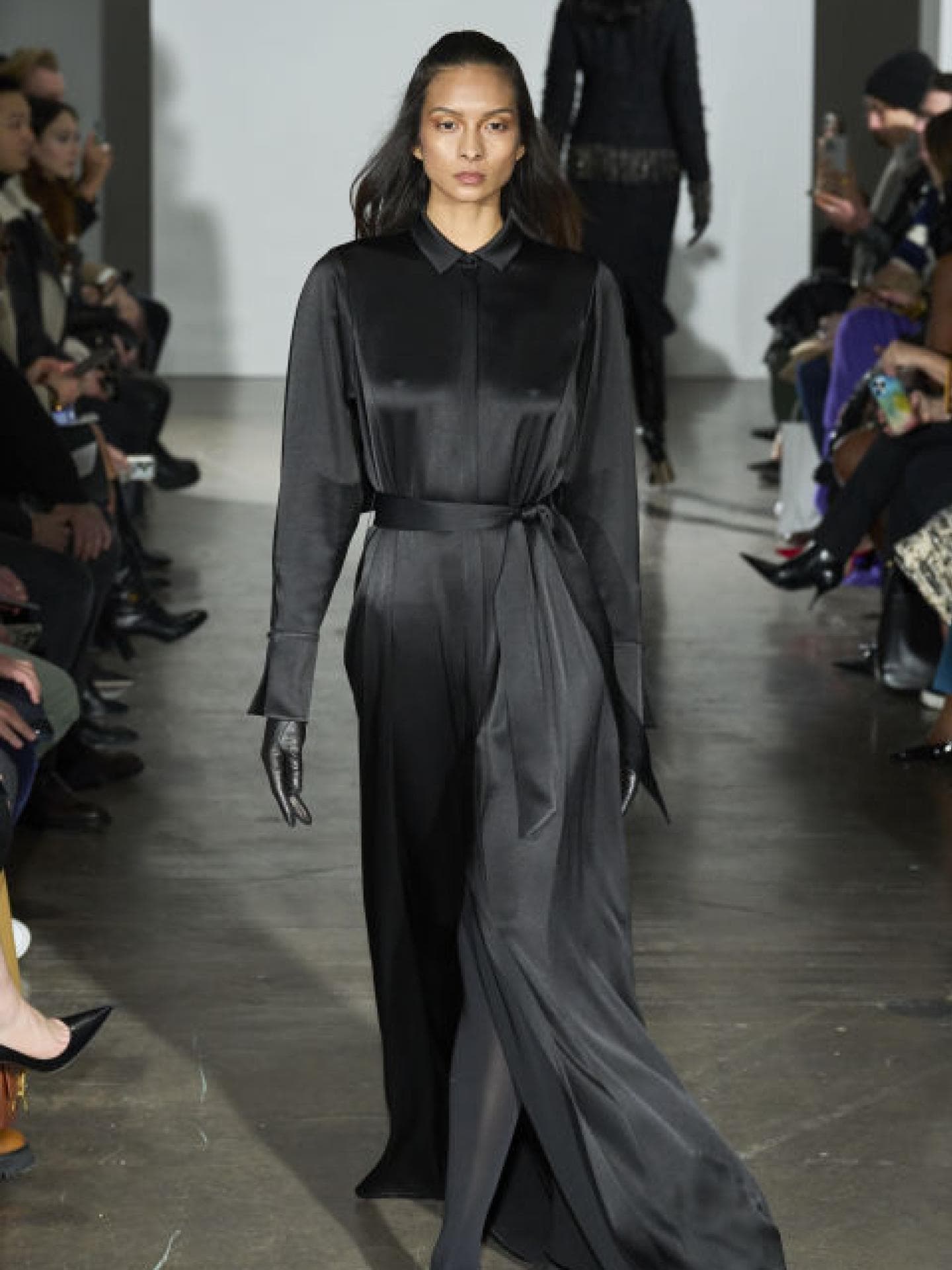 New York Fashion Week 2024: Kleider müssen jetzt so aussehen, um im Trend zu liegen Frau trägt Kleid mit Schleifen-Gürtel