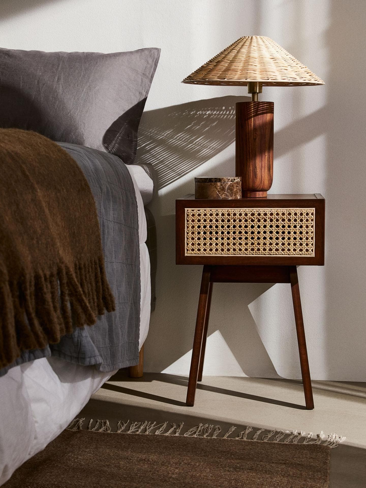 Nachttisch mit Rattan
