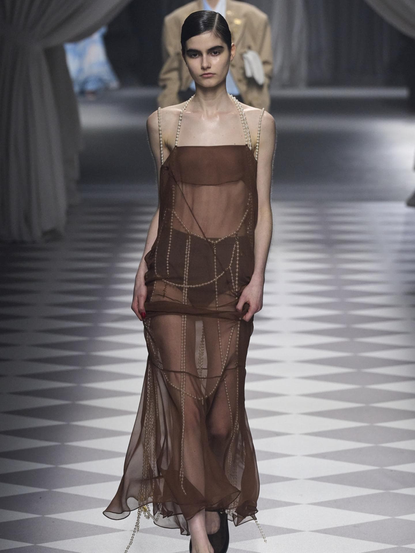 Gucci Perlen Look mit braunem Kleid Gucci Perlen Look mit braunem Kleid