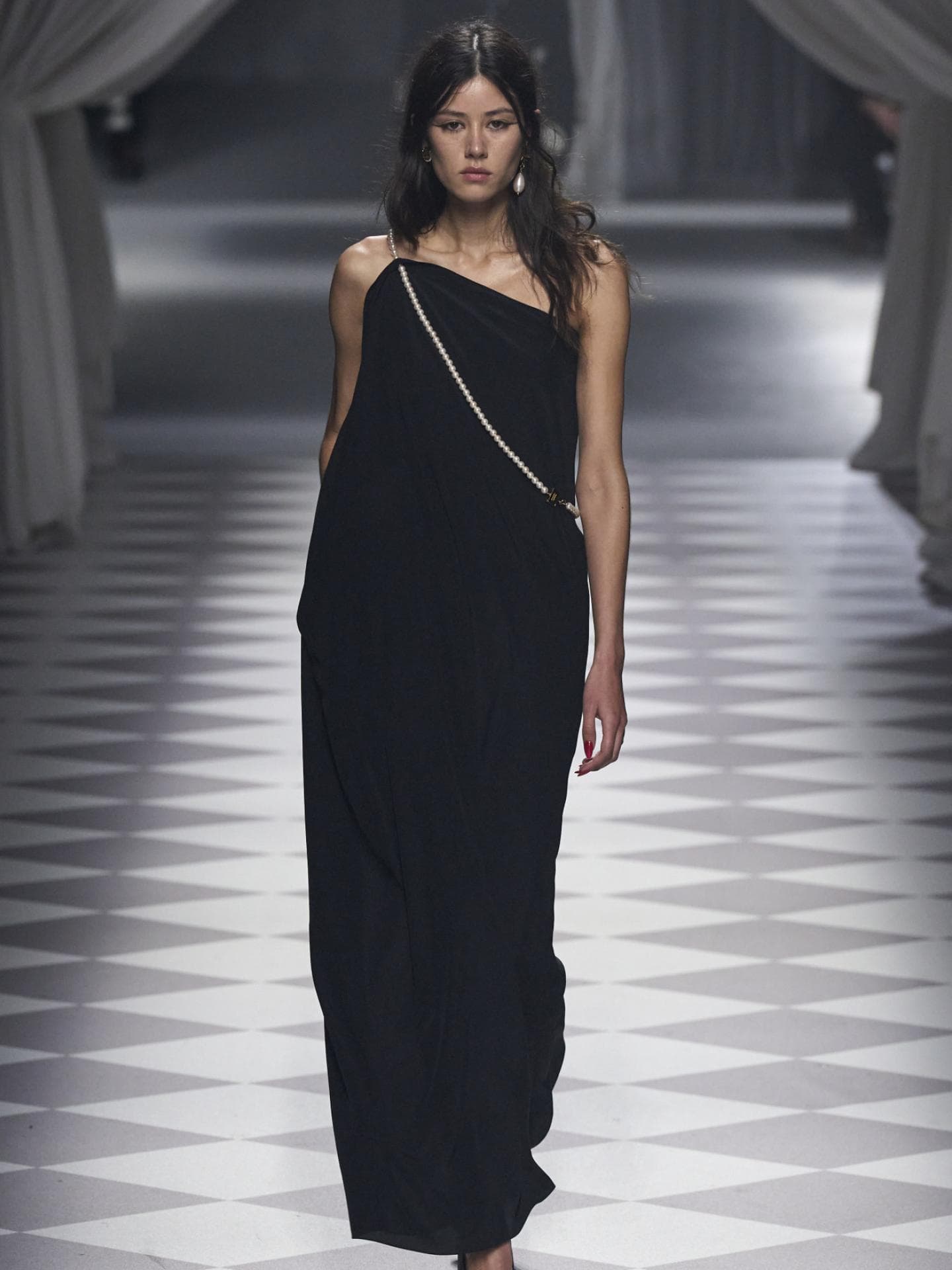 Moschino schwarzes Kleid und Perlenkette Moschino schwarzes Kleid und Perlenkette