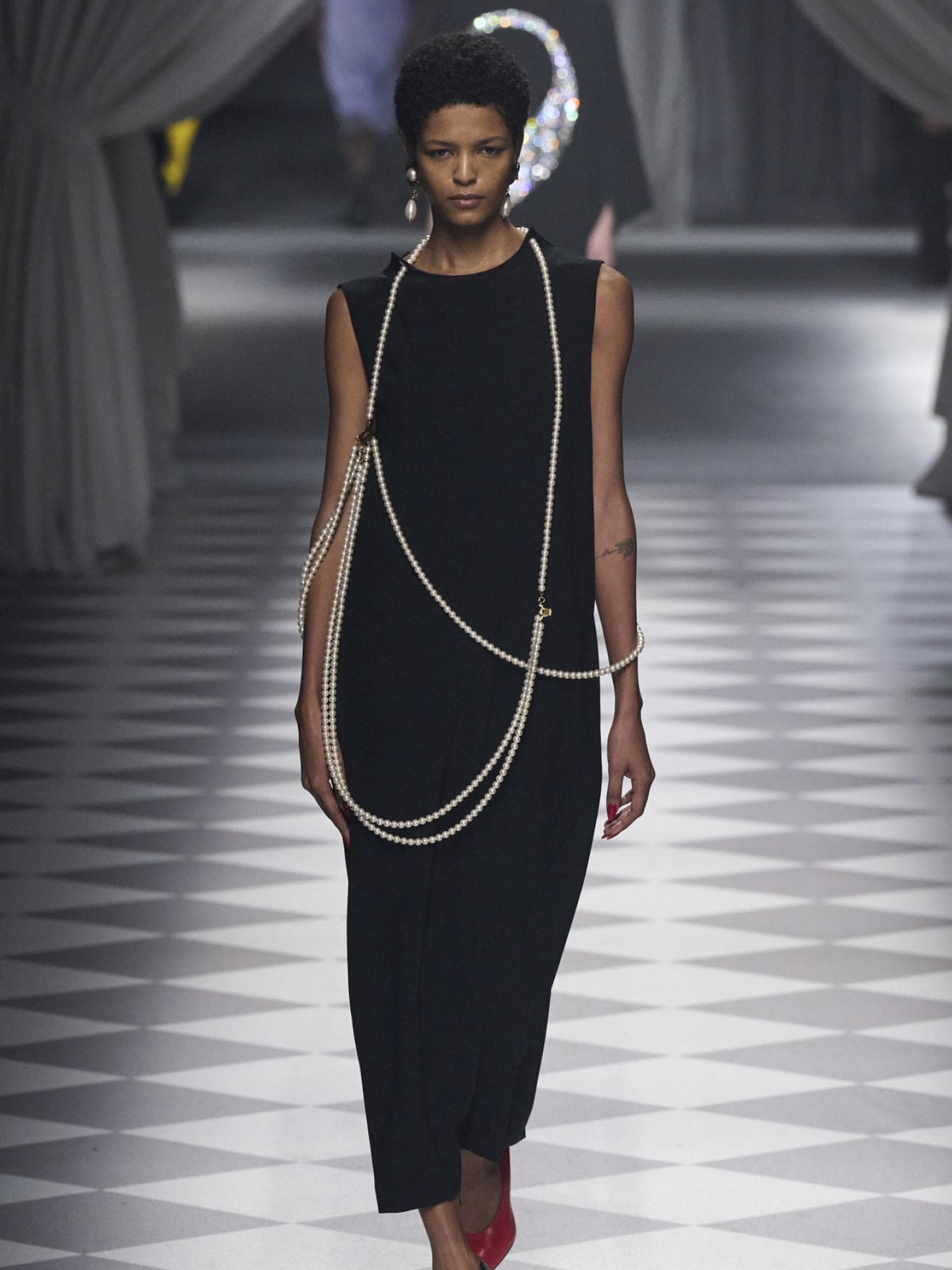 Moschino schwarzes Kleid und Perlen Moschino schwarzes Kleid und Perlen