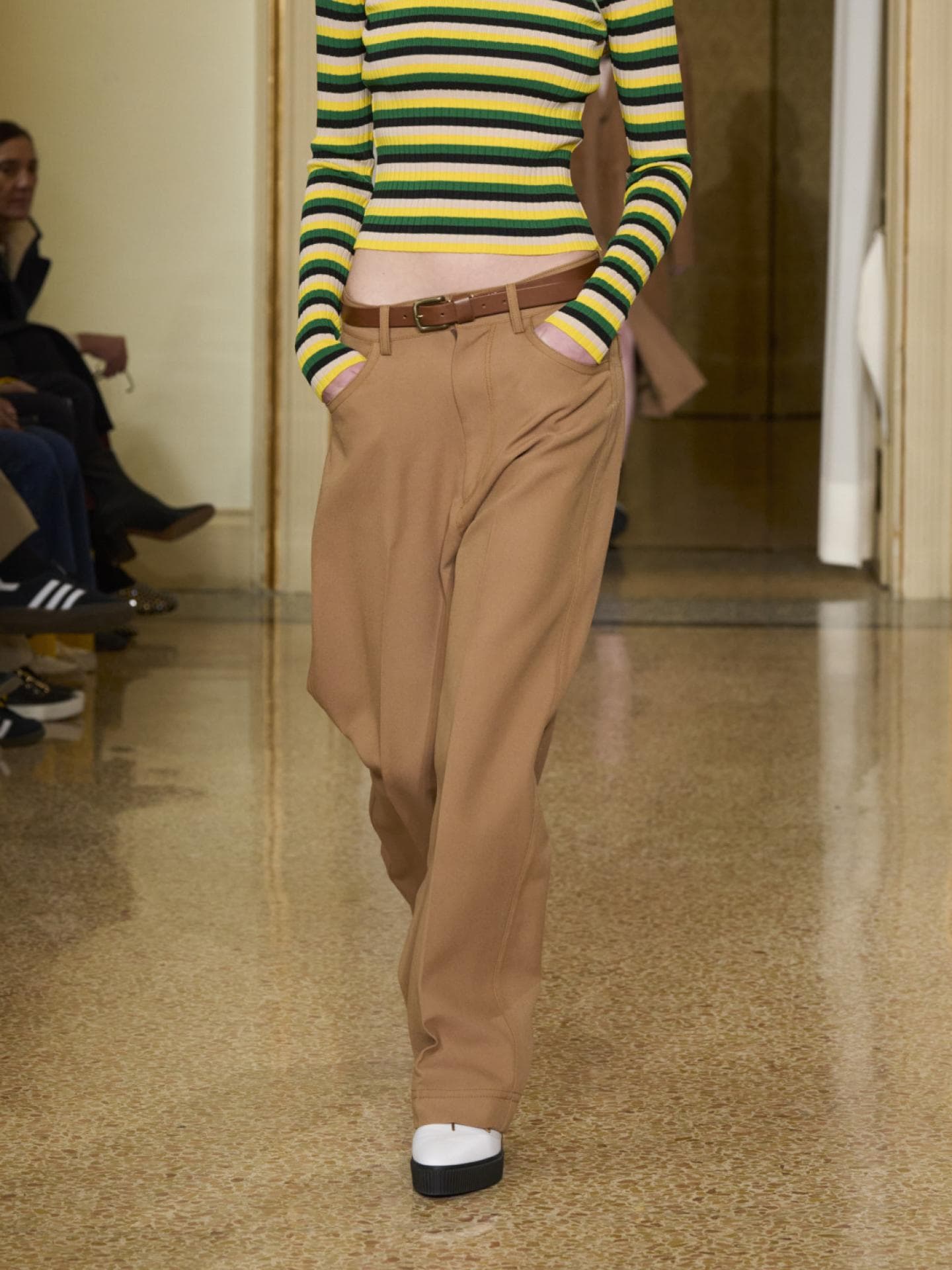 Onitsuka Tiger Show Model mit brauner Hose
