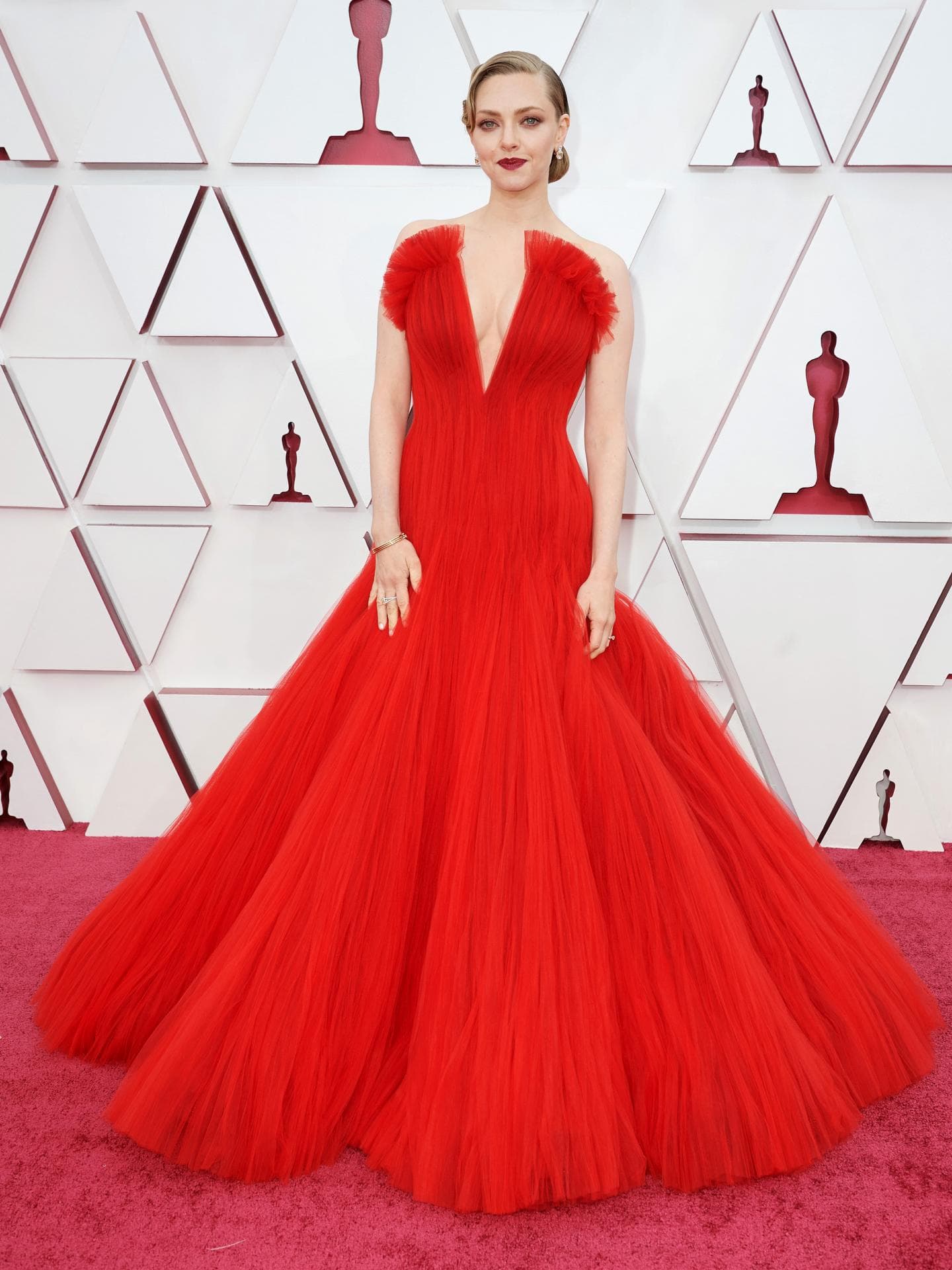 Amanda Seyfried trägt rotes Kleid