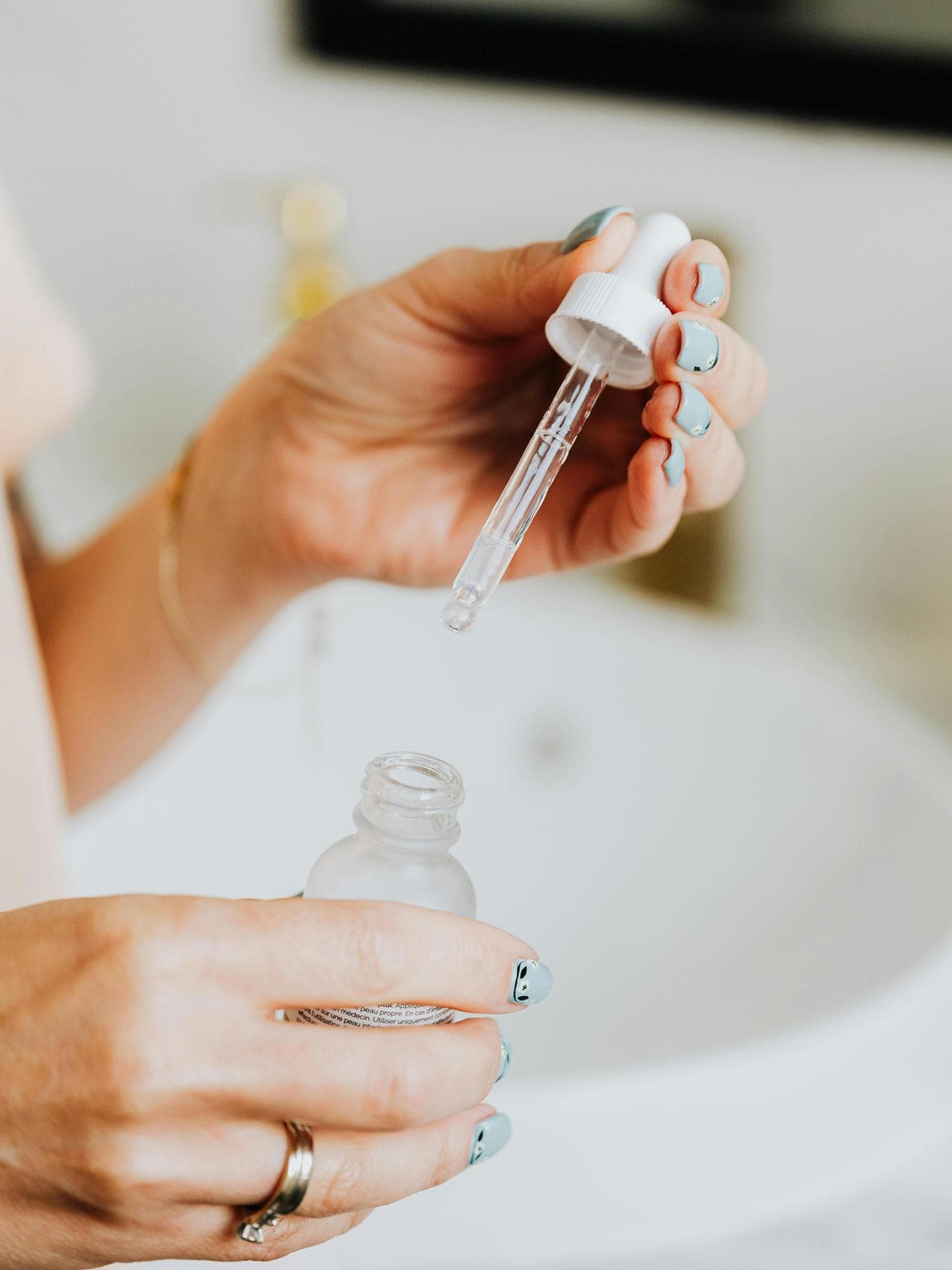 Frau hält Serum in der Hand