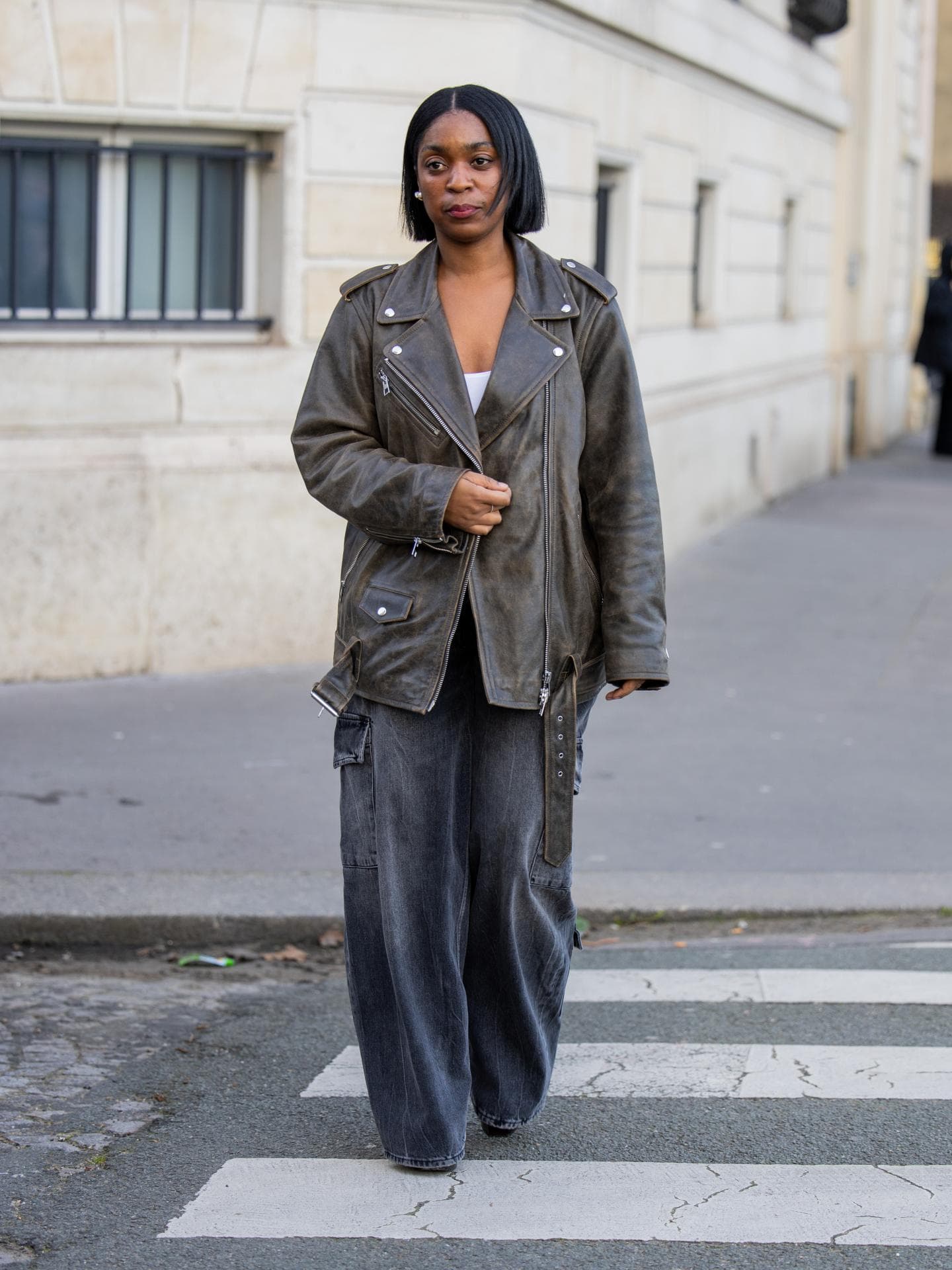 Frau in einer oversized Lederjacke