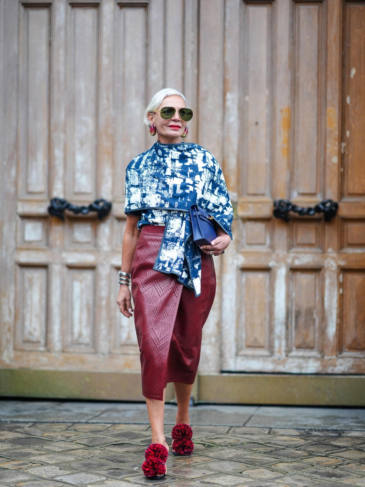 Grece Ghanem in einem roten Wickelrock