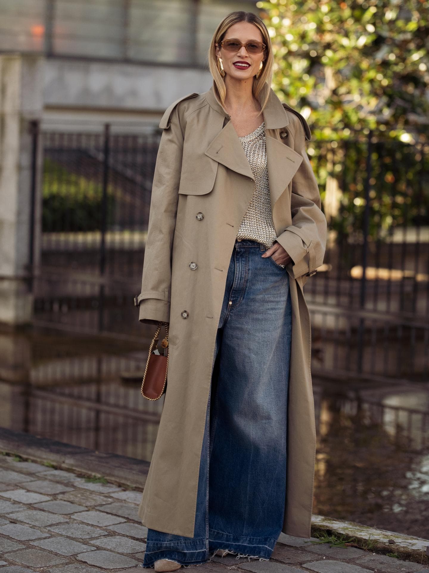 Helena Bordon in einem Trenchcoat