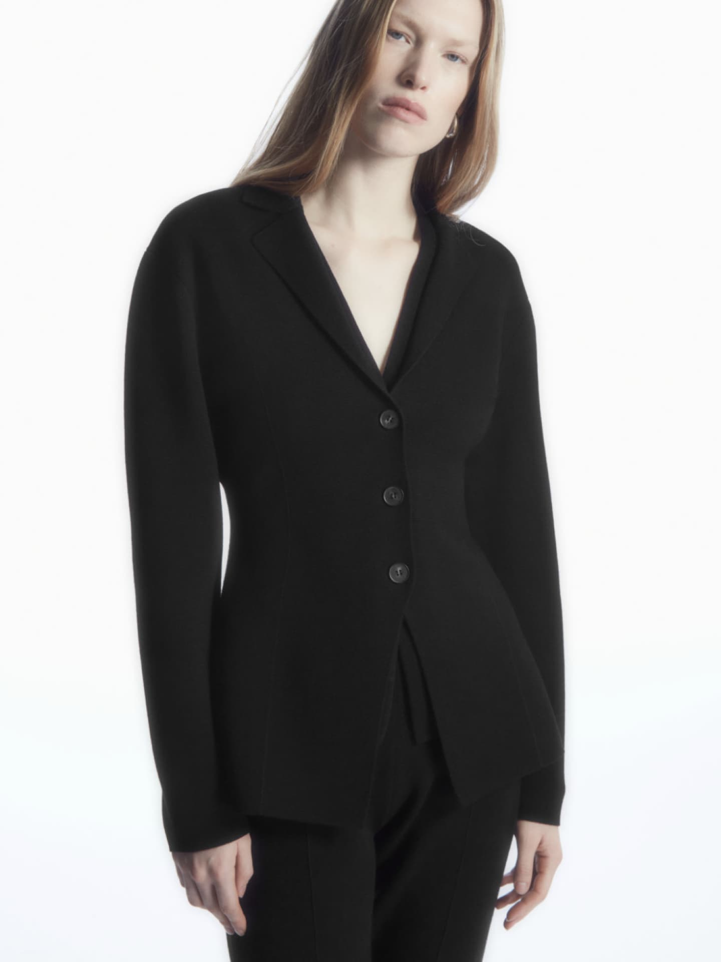 Frau im schwarzen Blazer