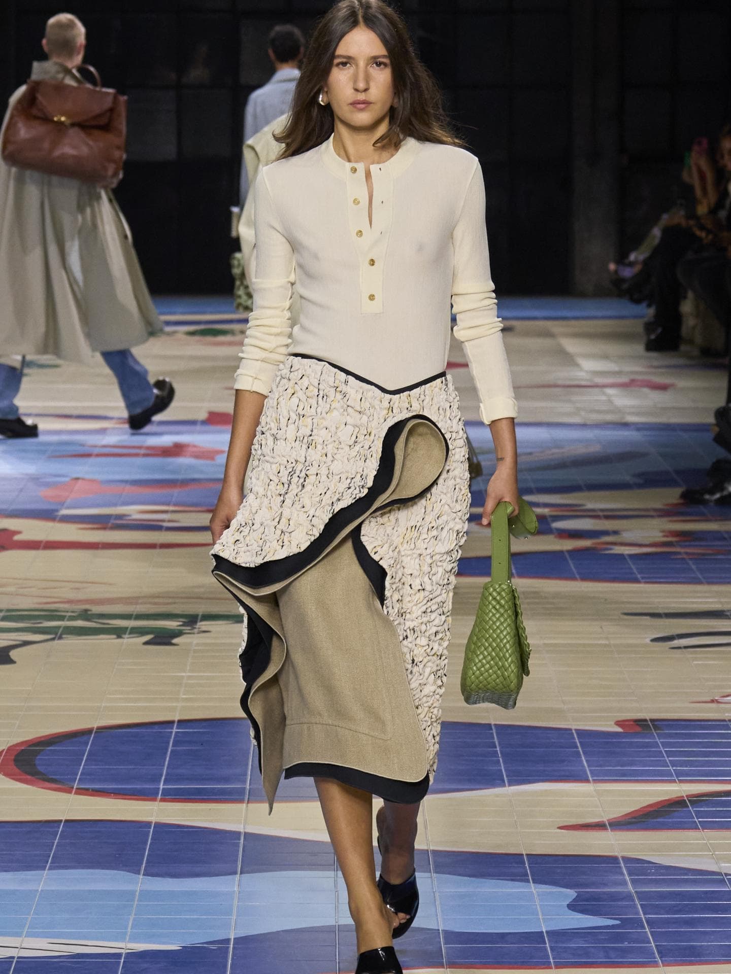 So müssen Röcke jetzt aussehen, um im Trend zu liegen – 3 Must-haves Runway Show Bottega Veneta