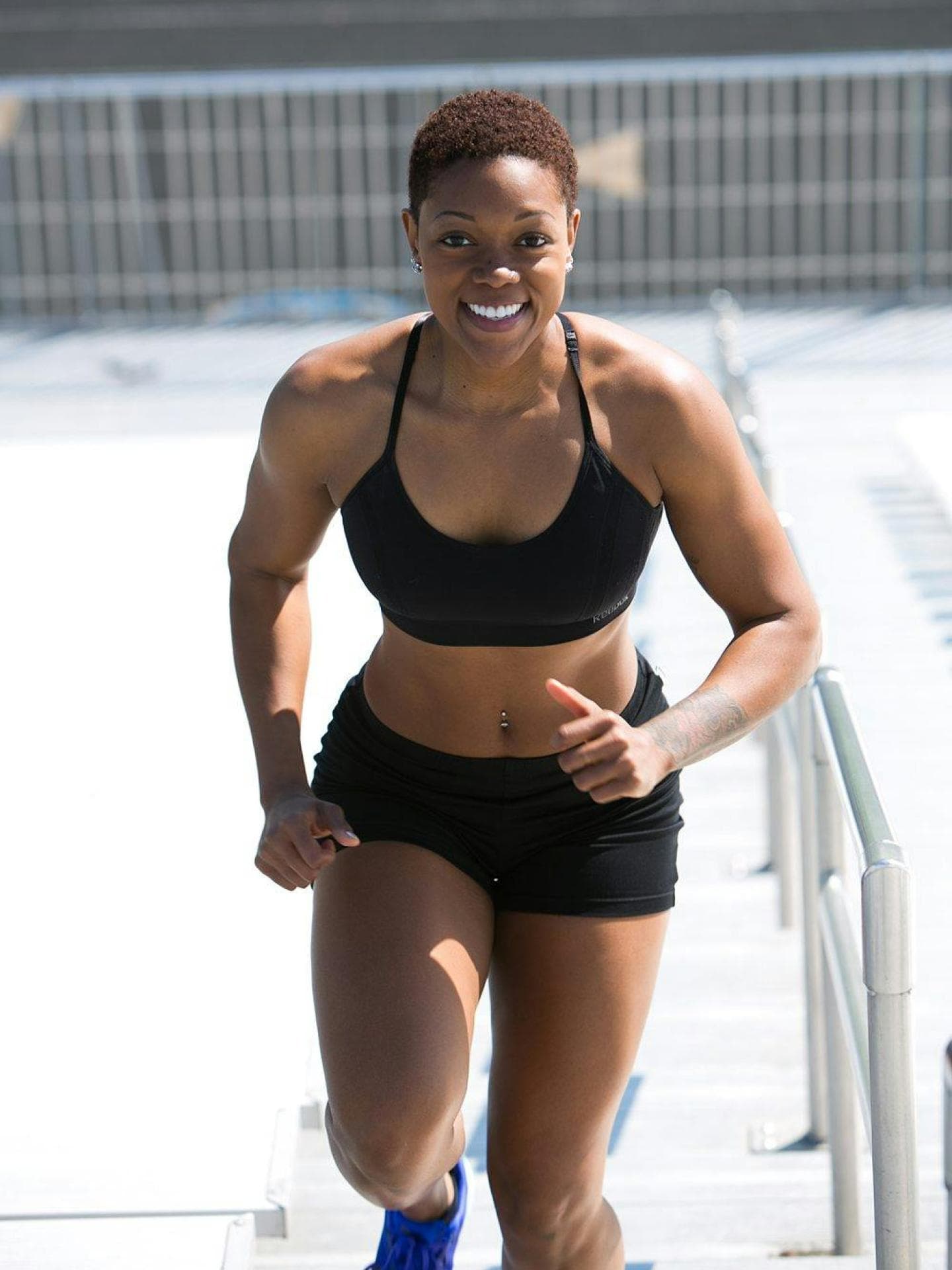 Mindset beim Abnehmen Frau joggt und lächelt