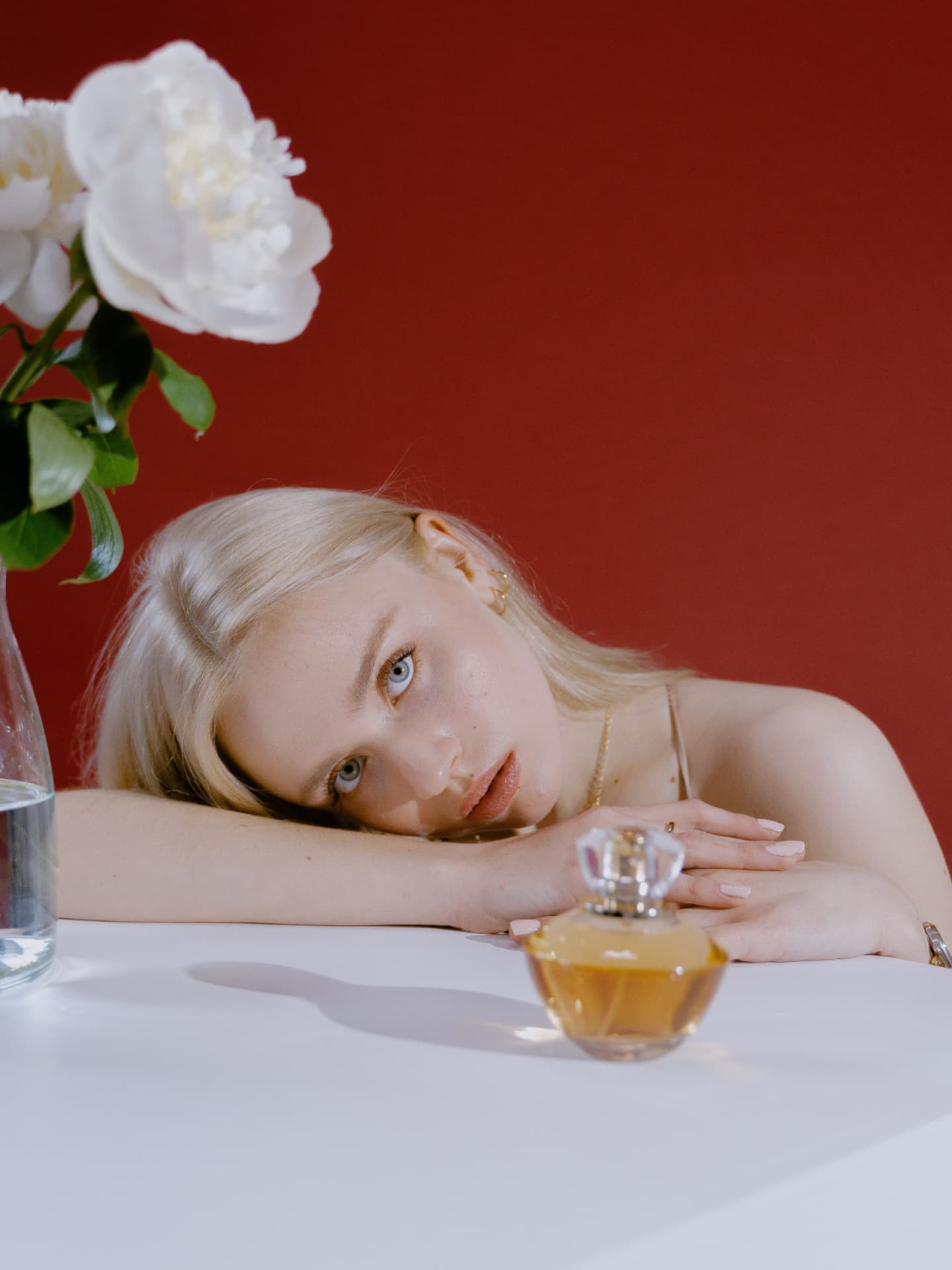 Nachhaltige Parfums Frau mit Parfum