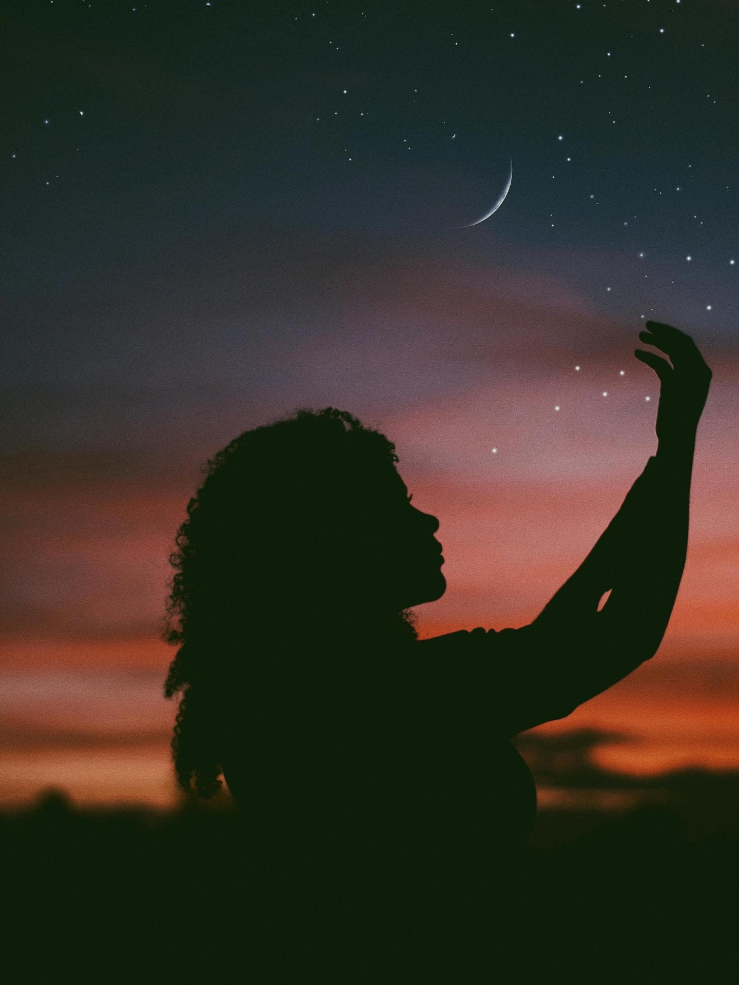 Wochenhoroskop Sternzeichen Frau vor Sternenhimmel