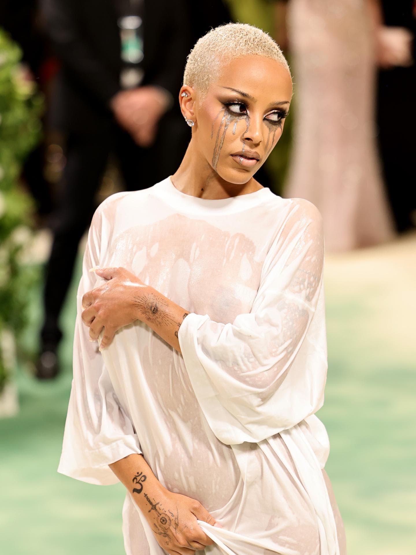 Doja Cat mit verlaufener Mascara auf Met Gala