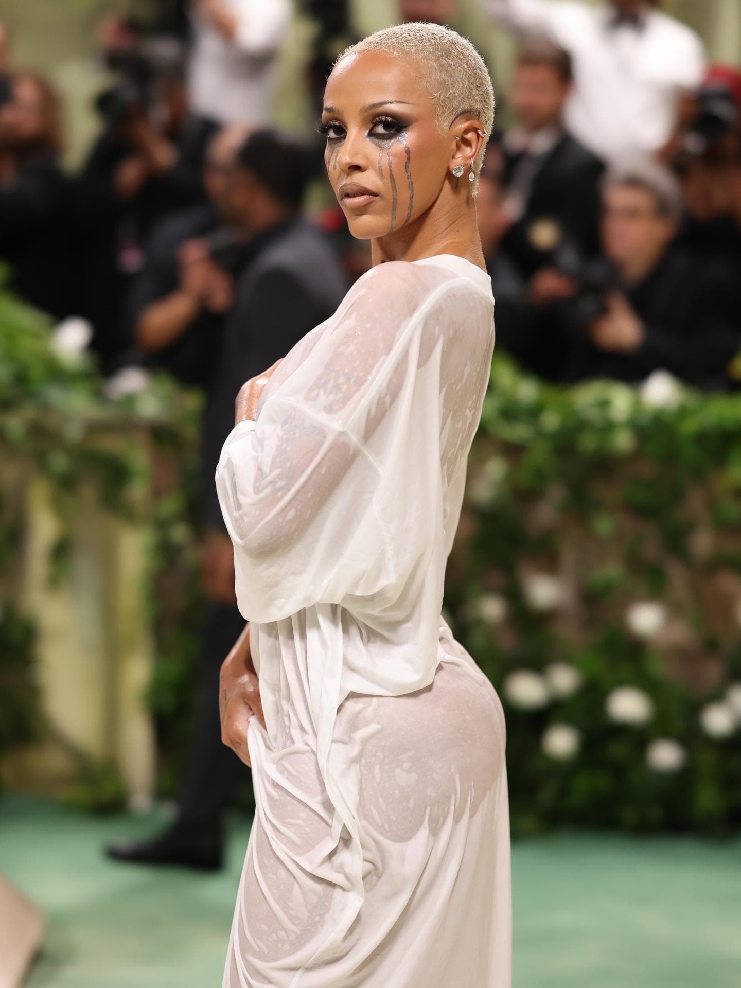 Doja Cat in nassem Shirt auf der Met Gala