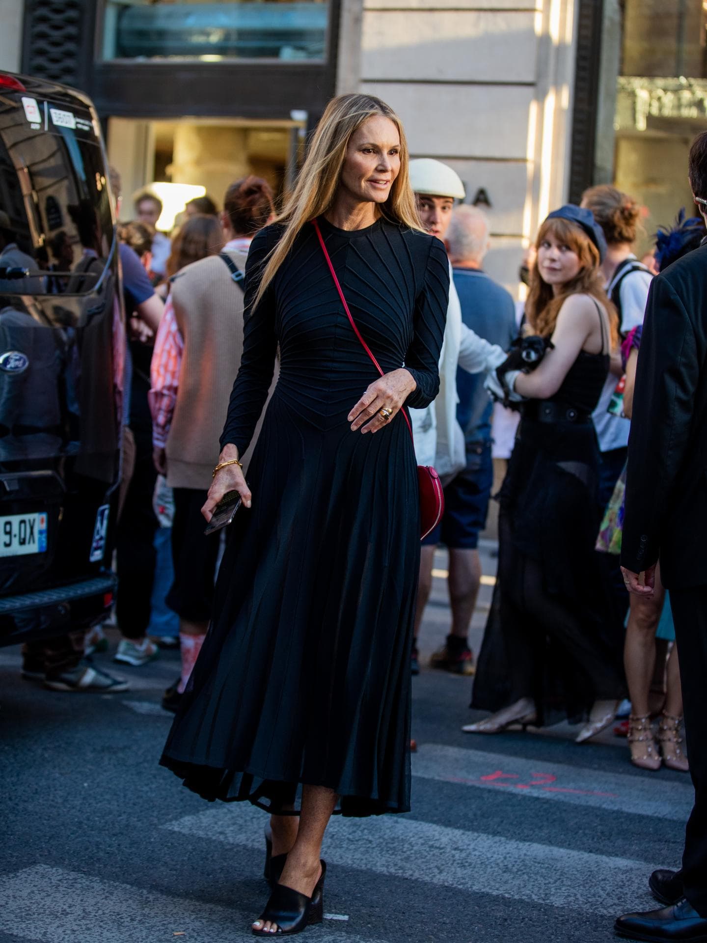 Mode-Trends 2024: Sommerkleid H&M Frau in dunkelblauem Kleid