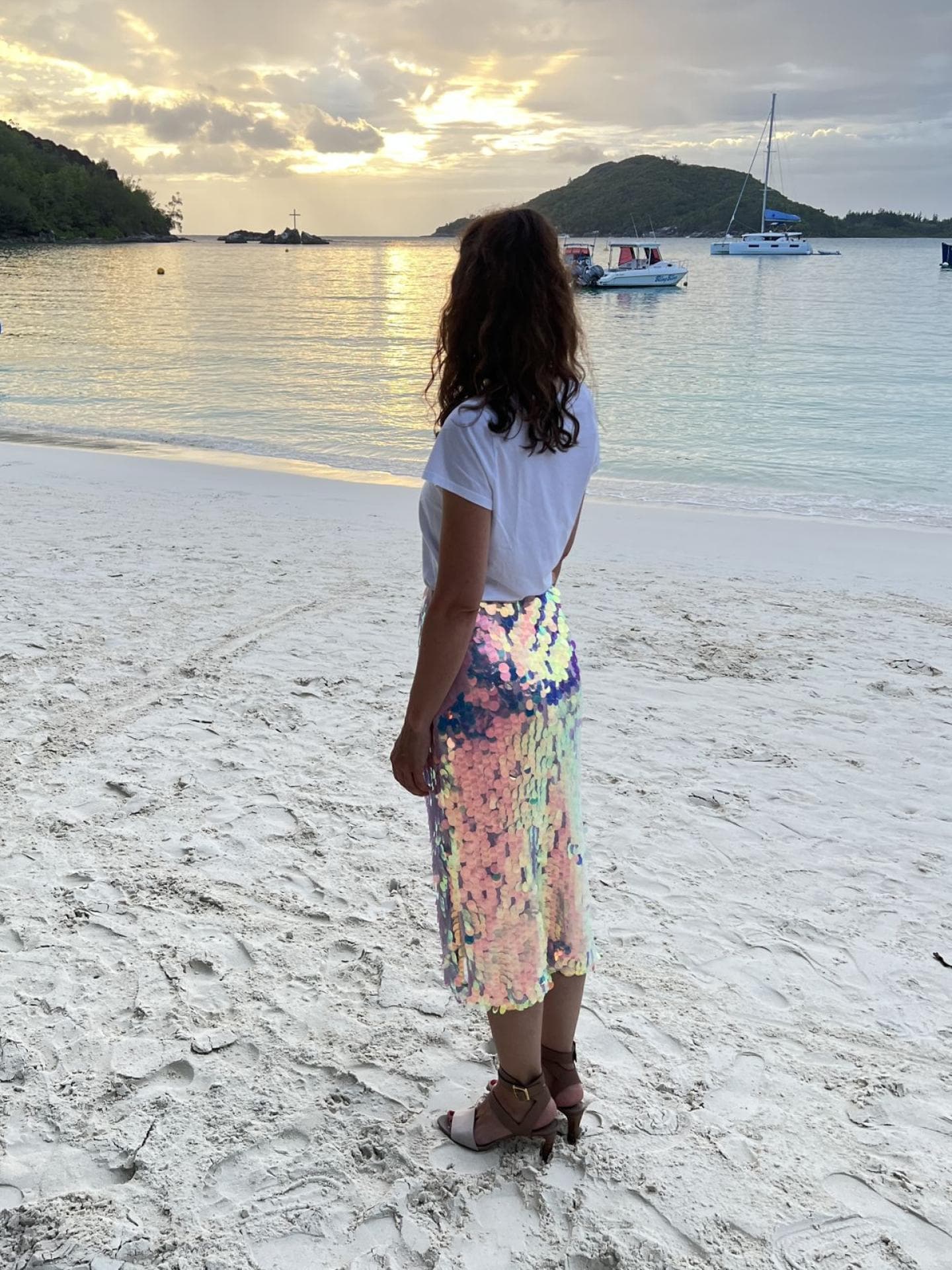 Autorin Stephanie Morcinek am Nordstrand des Luxus-Hotels Constance Ephilia auf der Seychellen-Insel Mahé