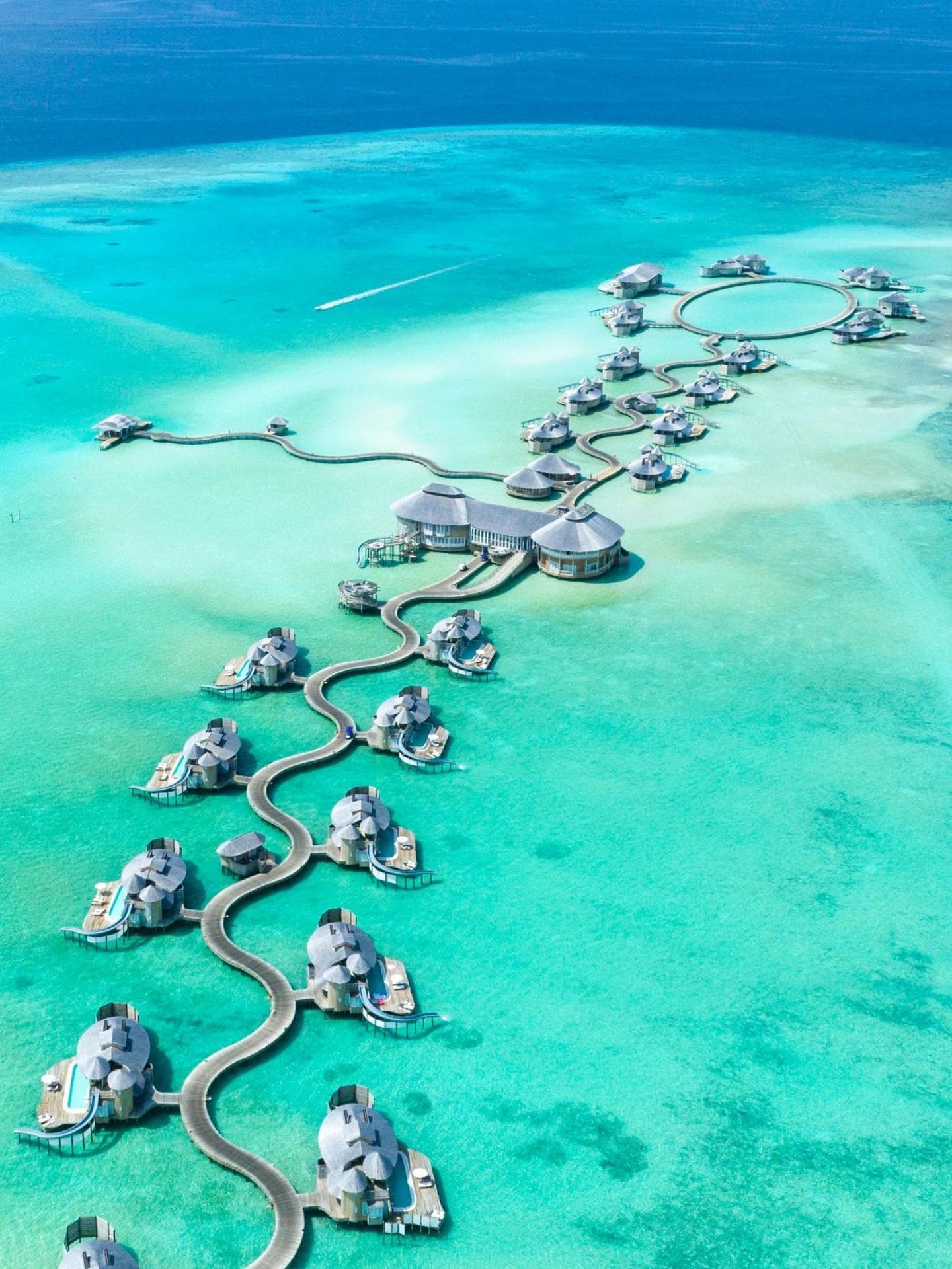 Ein einzigartiges Erlebnis für viele Malediven-Tourist*innen: Übernachten in einem Wasserbungalow (hier Soneva Jani auf dem Noonu Atoll)