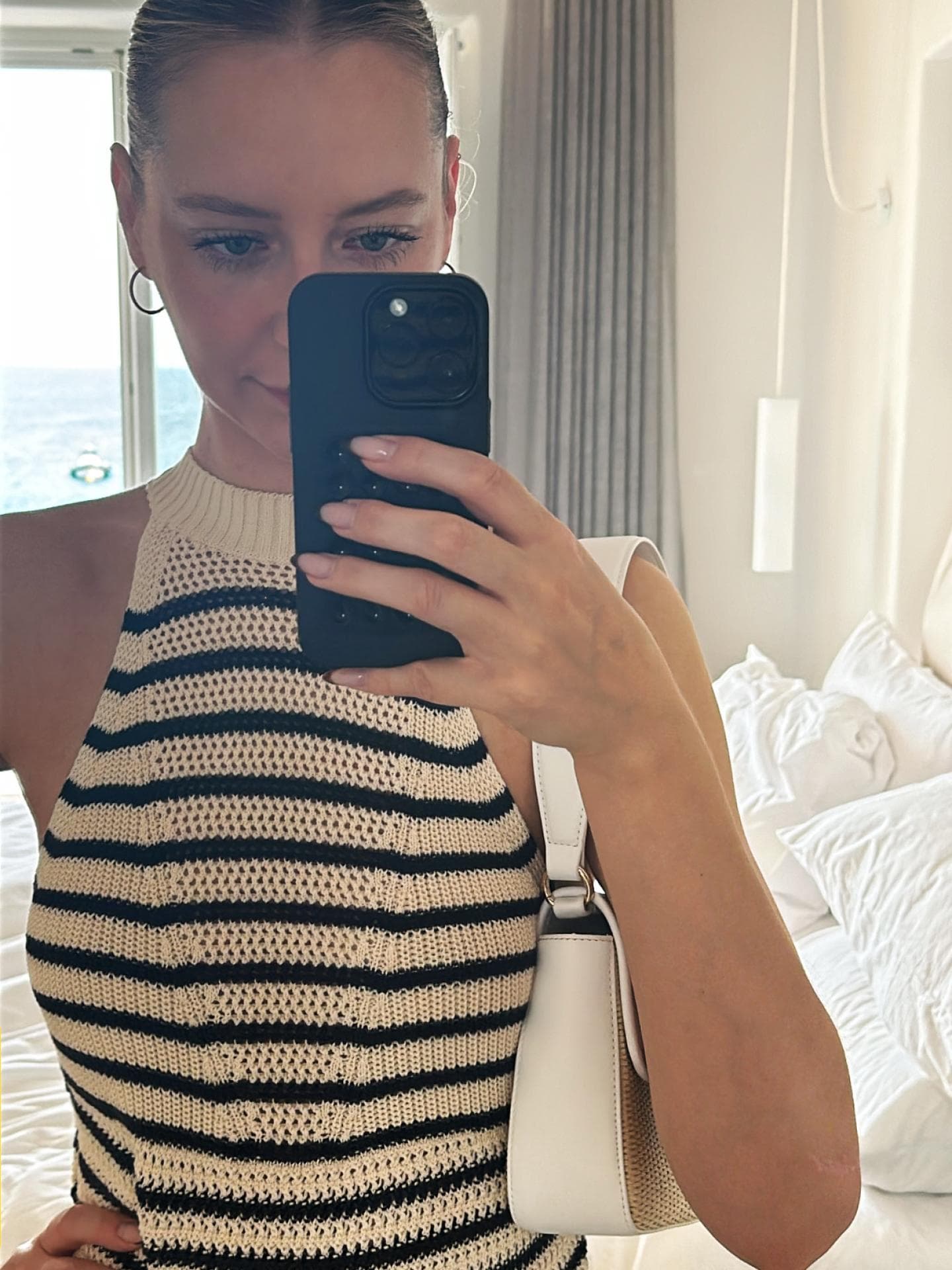 Moderedakteurin in Kleid