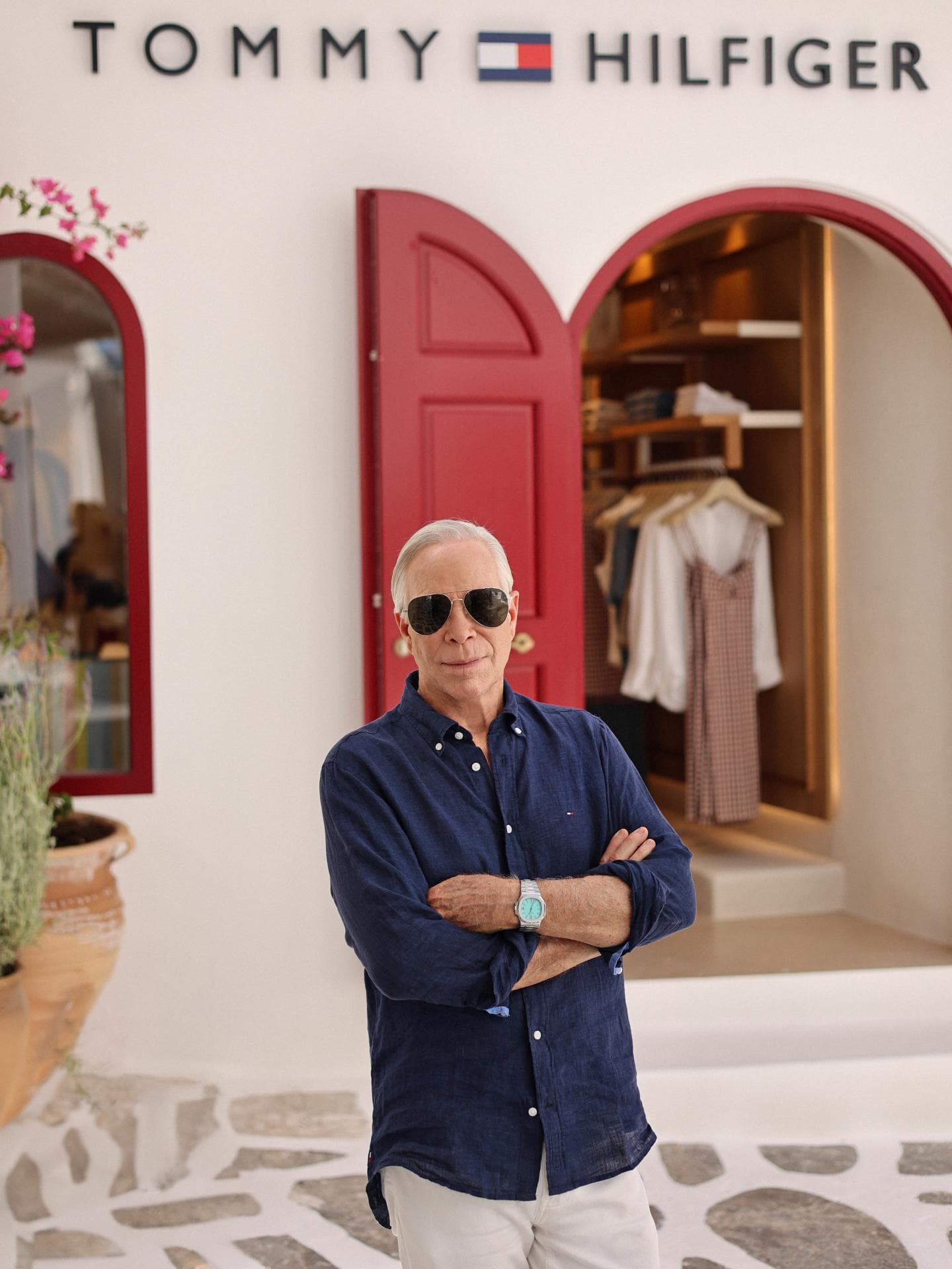 Tommy Hilfiger im Interview Tommy Hilfiger vor dem Store in Mykonos