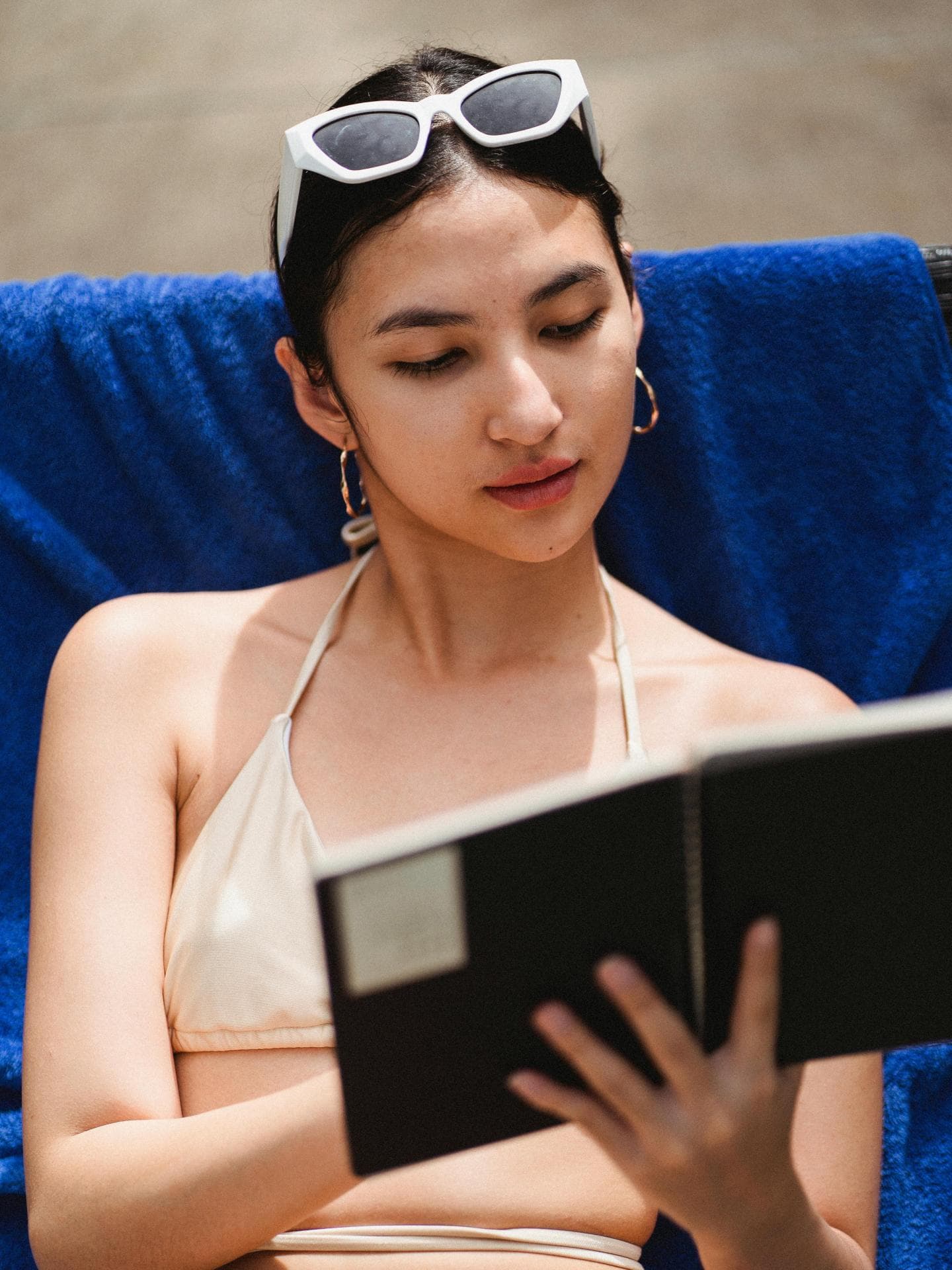 Frau liest Buch im Urlaub