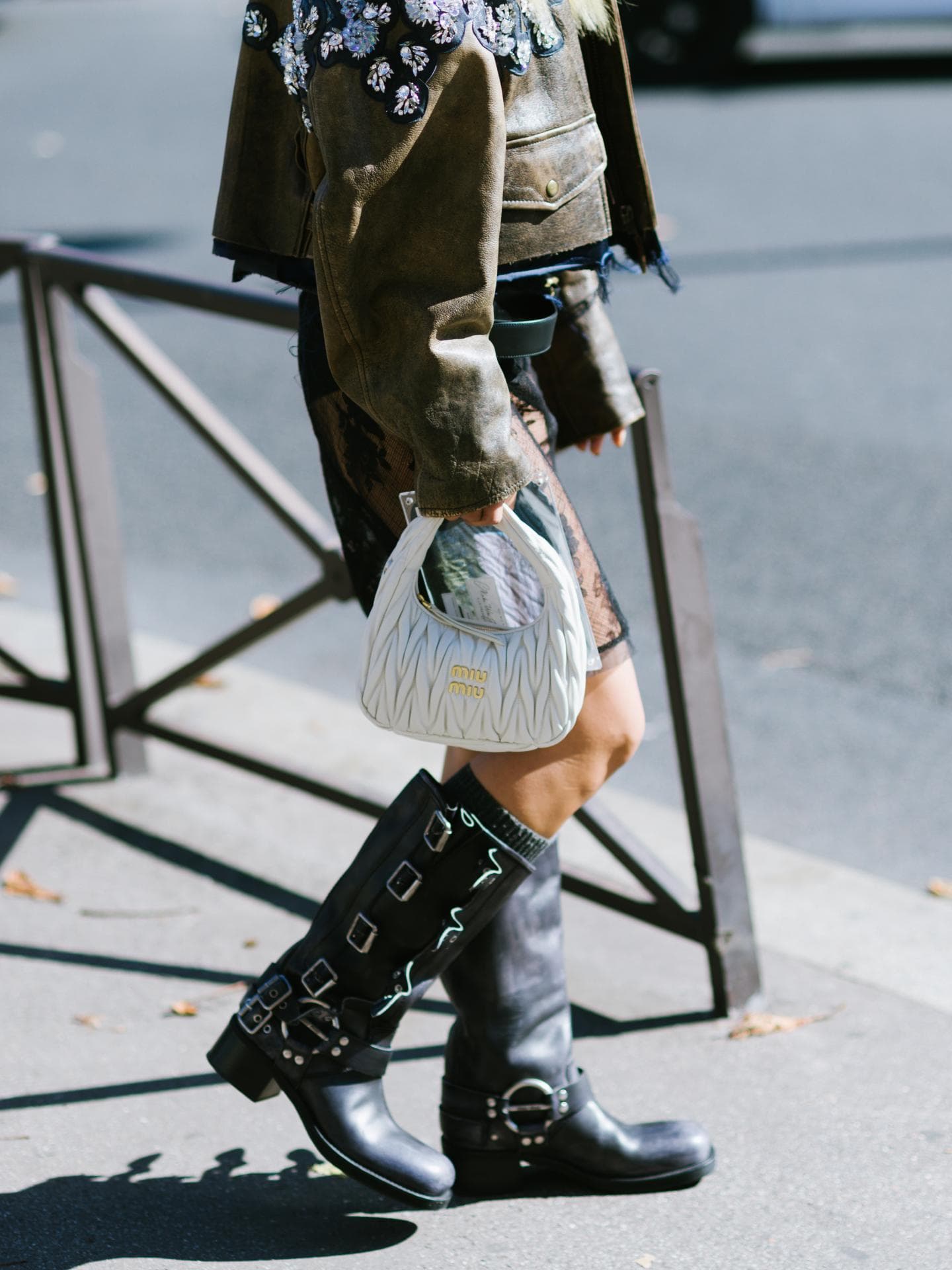 Frau in Biker Boots 
