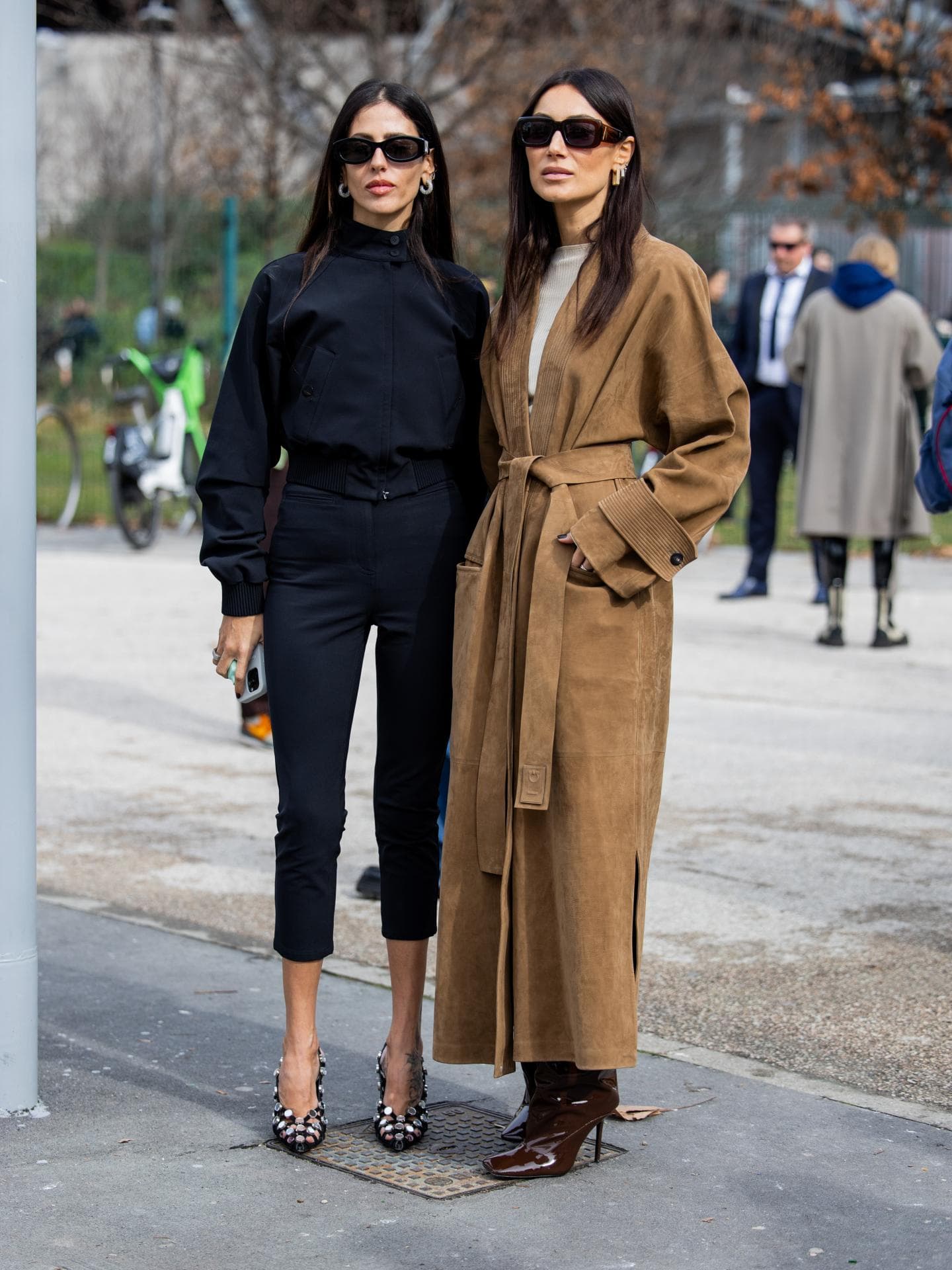 Frau mit Cropped Jacke und Caprihose